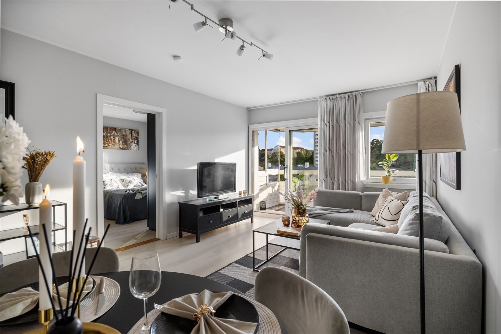 Stuen er av god størrelse med plass til flere sittegrupper og soner Galleribilde