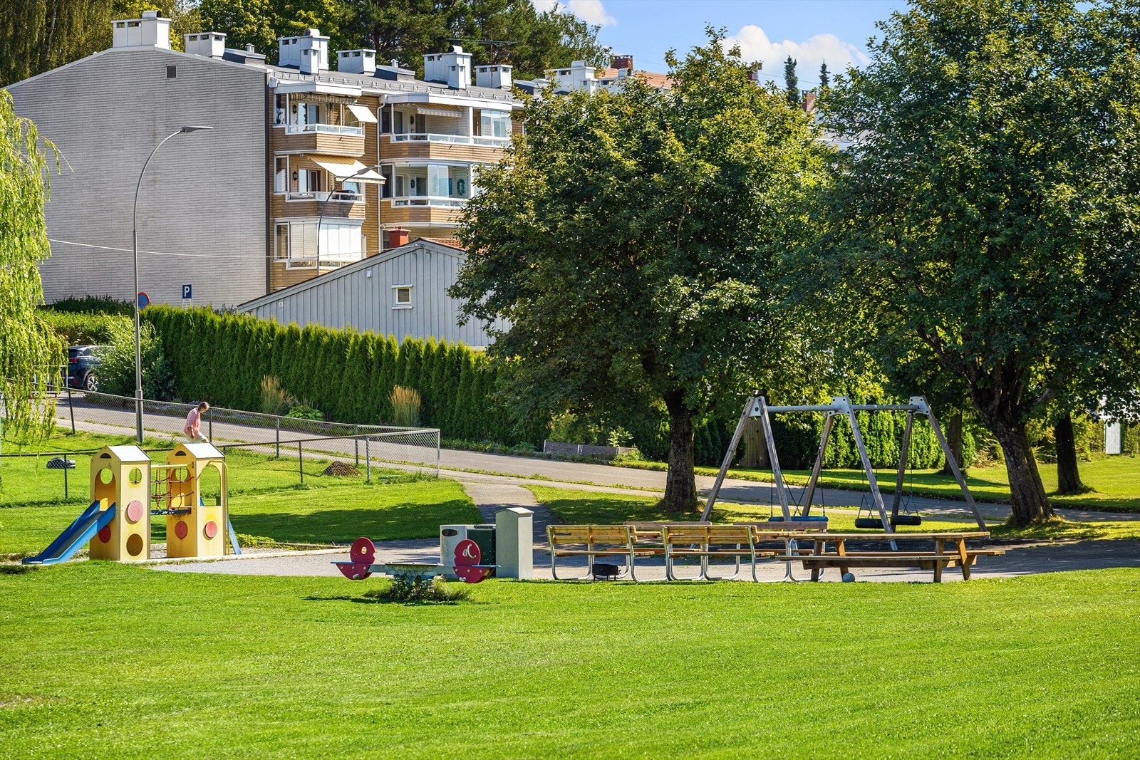 Hyggelige fellesområder med lekeplasser, fotballbane, volleyballbane og sitteplasser Galleribilde