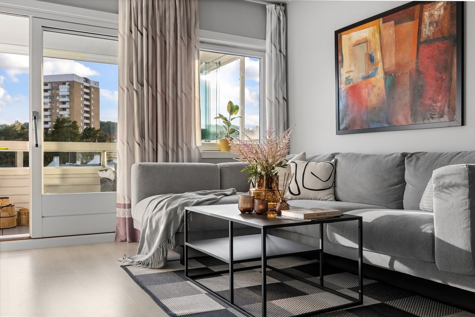 Lys og innbydende stue malt i delikate og moderne farger som gjør det enkelt å innrede Galleribilde