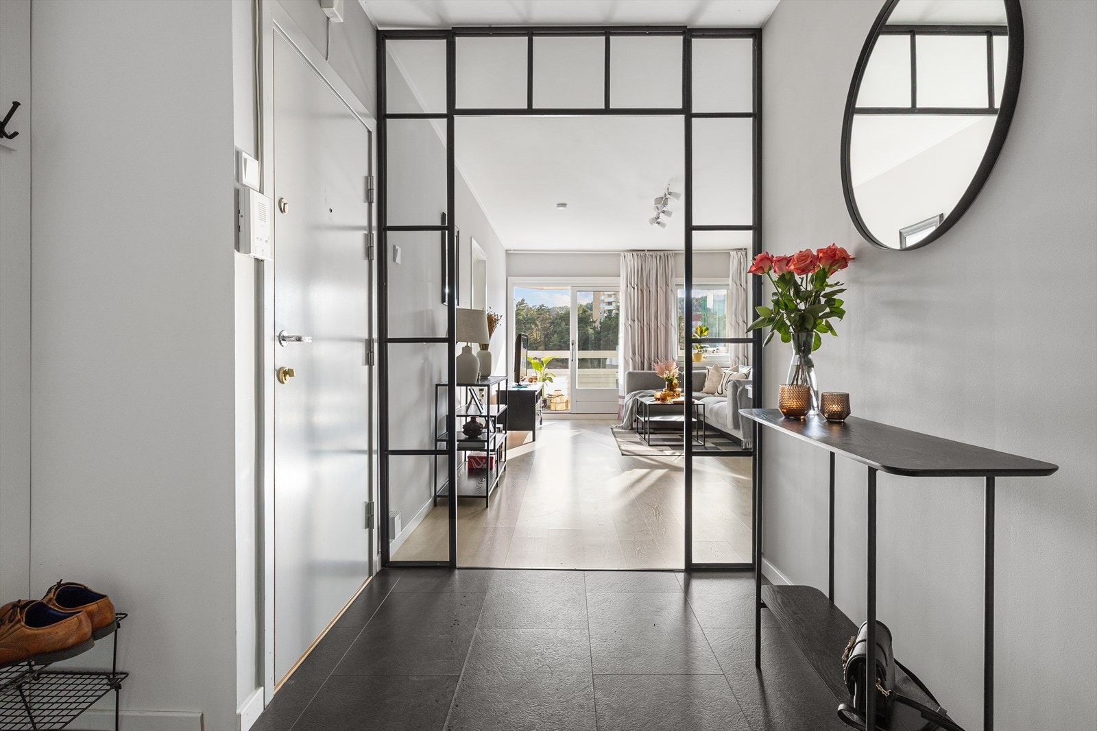 Leiligheten har en separat stue- og kjøkkenløsning. Flott glassvegg inn til stue Galleribilde