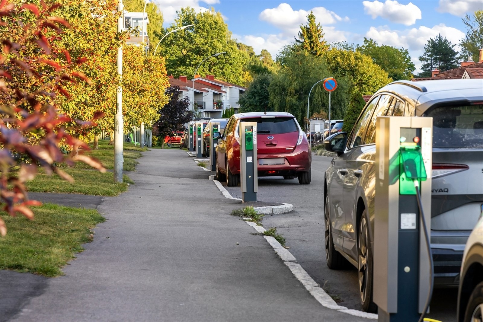 Borettslaget har parkeringsplasser som leies ut etter venteliste. Gratis gateparkering og flere ladeplasser etter områdets gjeldende bestemmelser Galleribilde