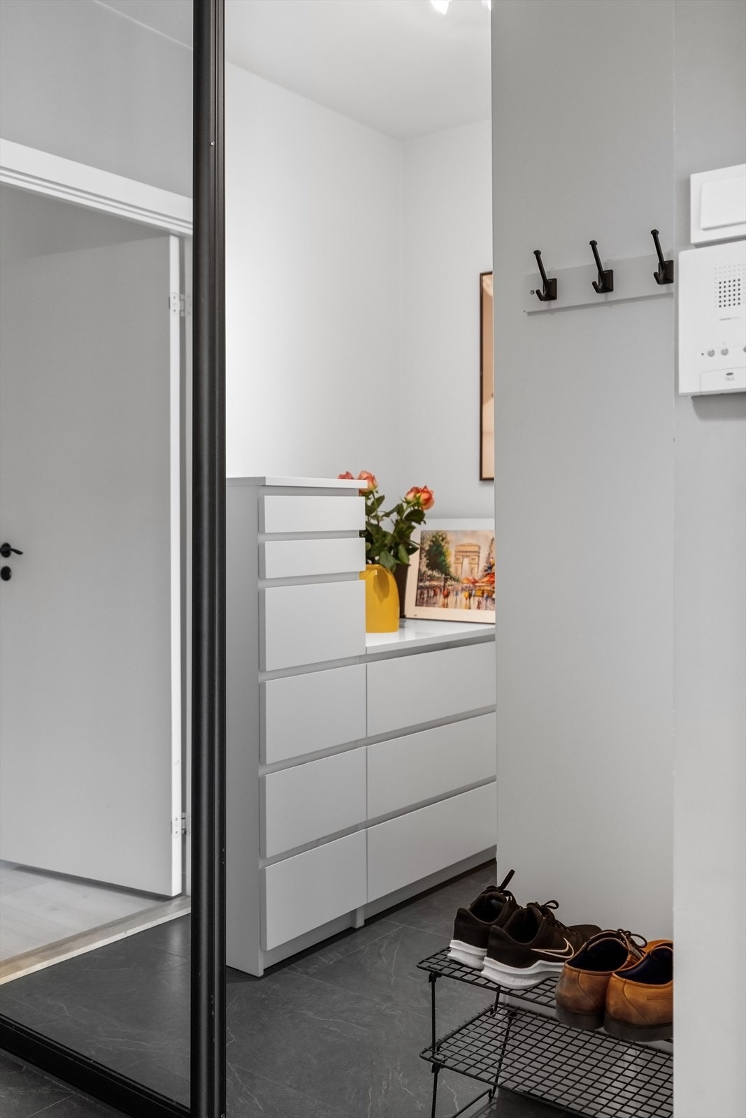 Entrè tilknyttet walk-in garderobe med gode muligheter for oppbevaring av sko, yttertøy og diverse Galleribilde