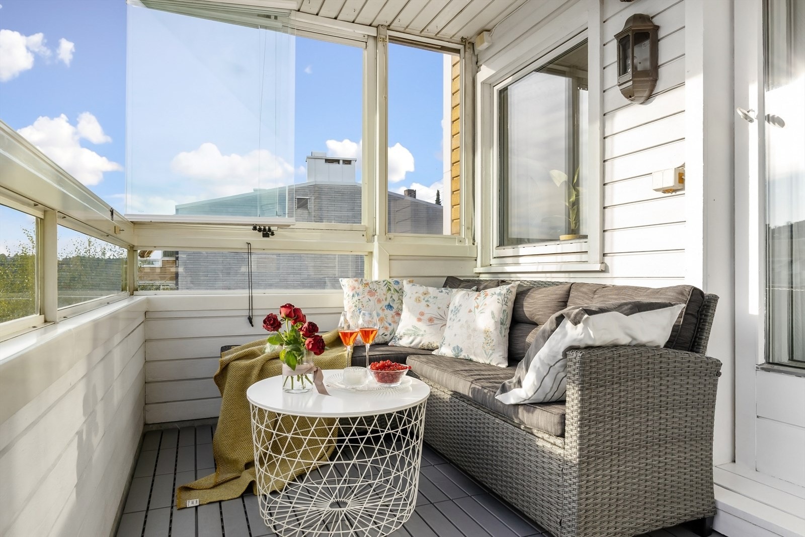 Fra stue er det adkomst til solrik innglasset balkong med svært gode solforhold. Overbygget og innglasset balkong gir en lun og hyggelig atmosfære, og er en fin forlengelse av stuen Galleribilde