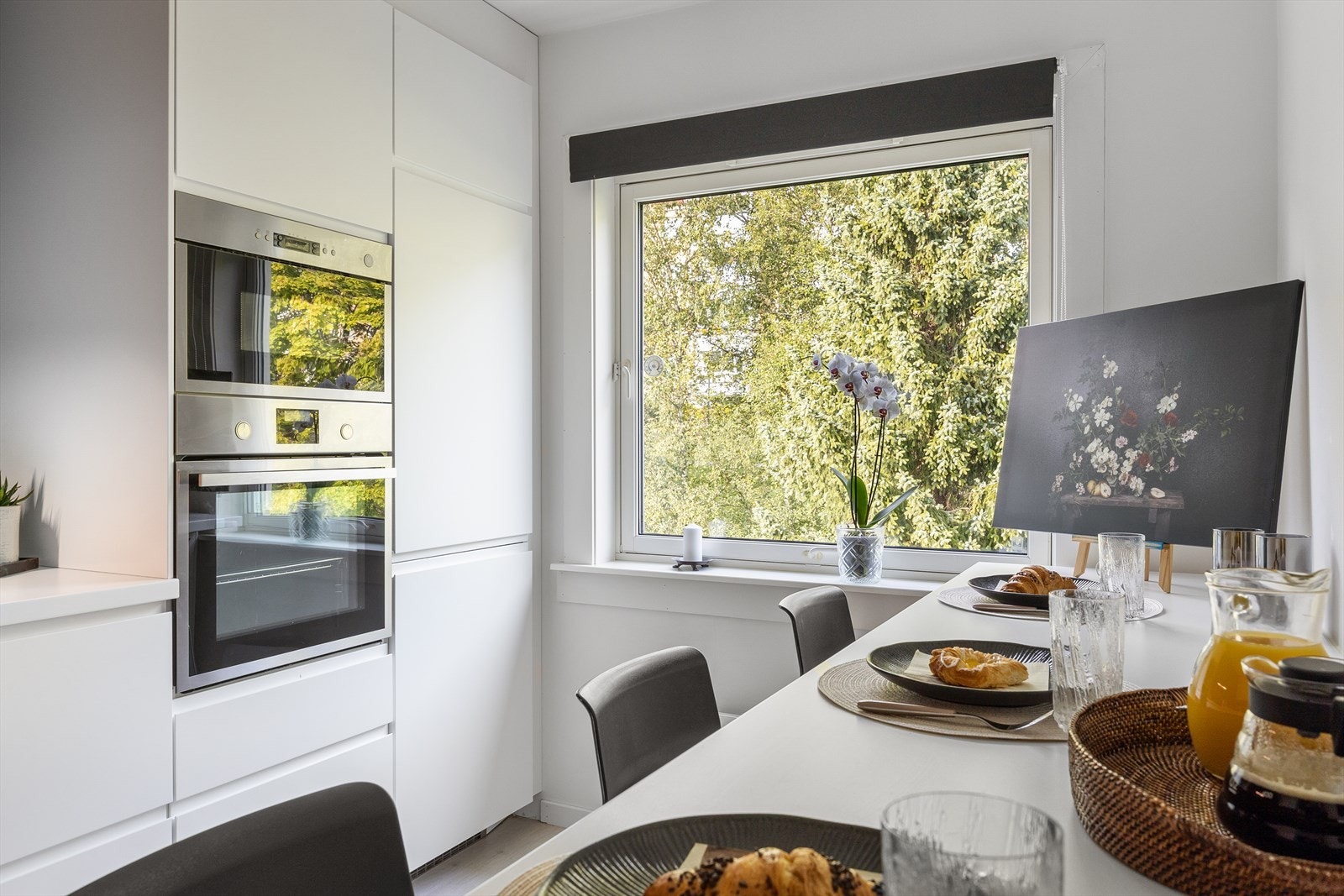 Store vindusflater i alle rom gir rikelig med naturlig lysinnslipp Galleribilde