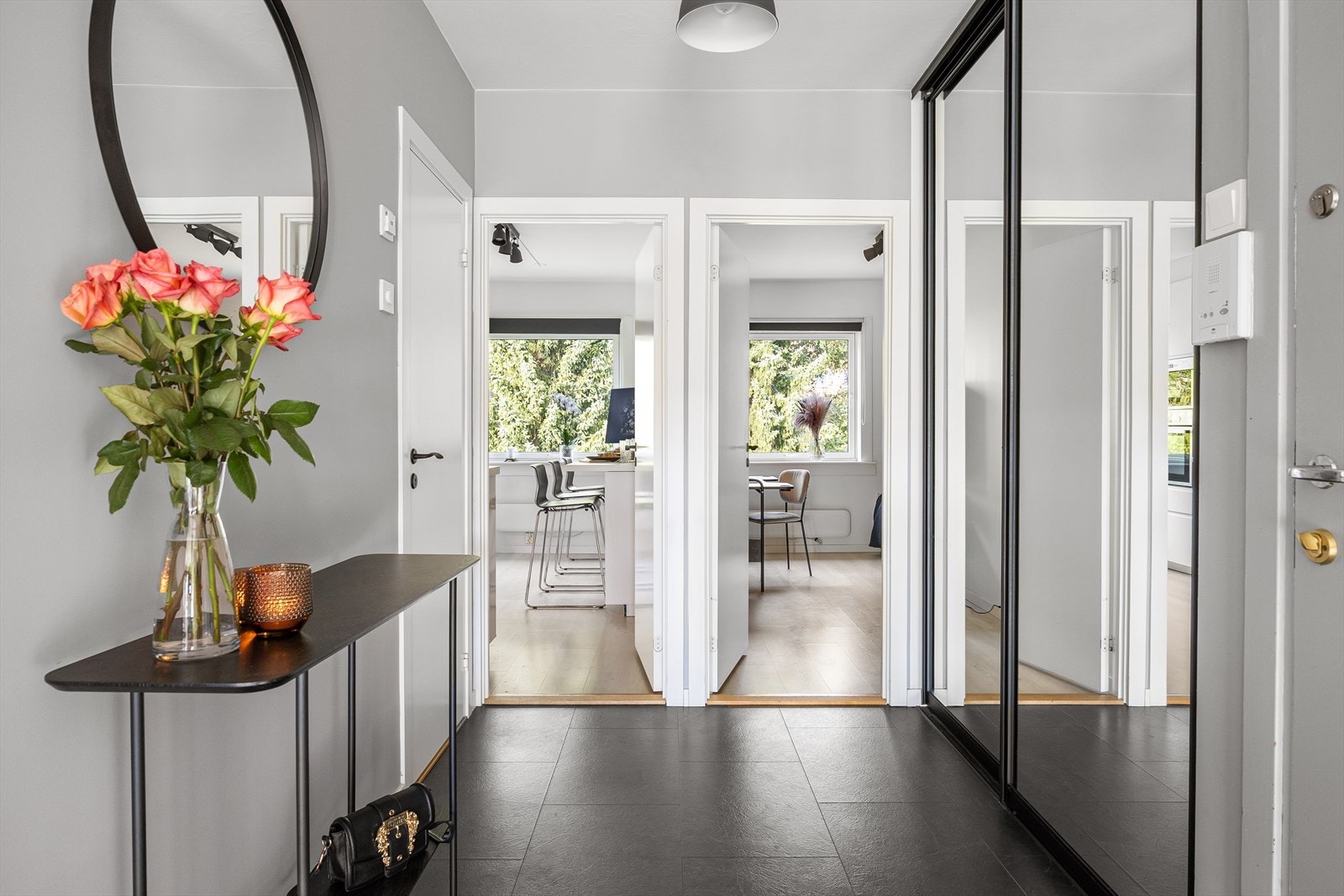 Leiligheten har en gjennomgående planløsning som gir en lys og luftig atmosfære Galleribilde