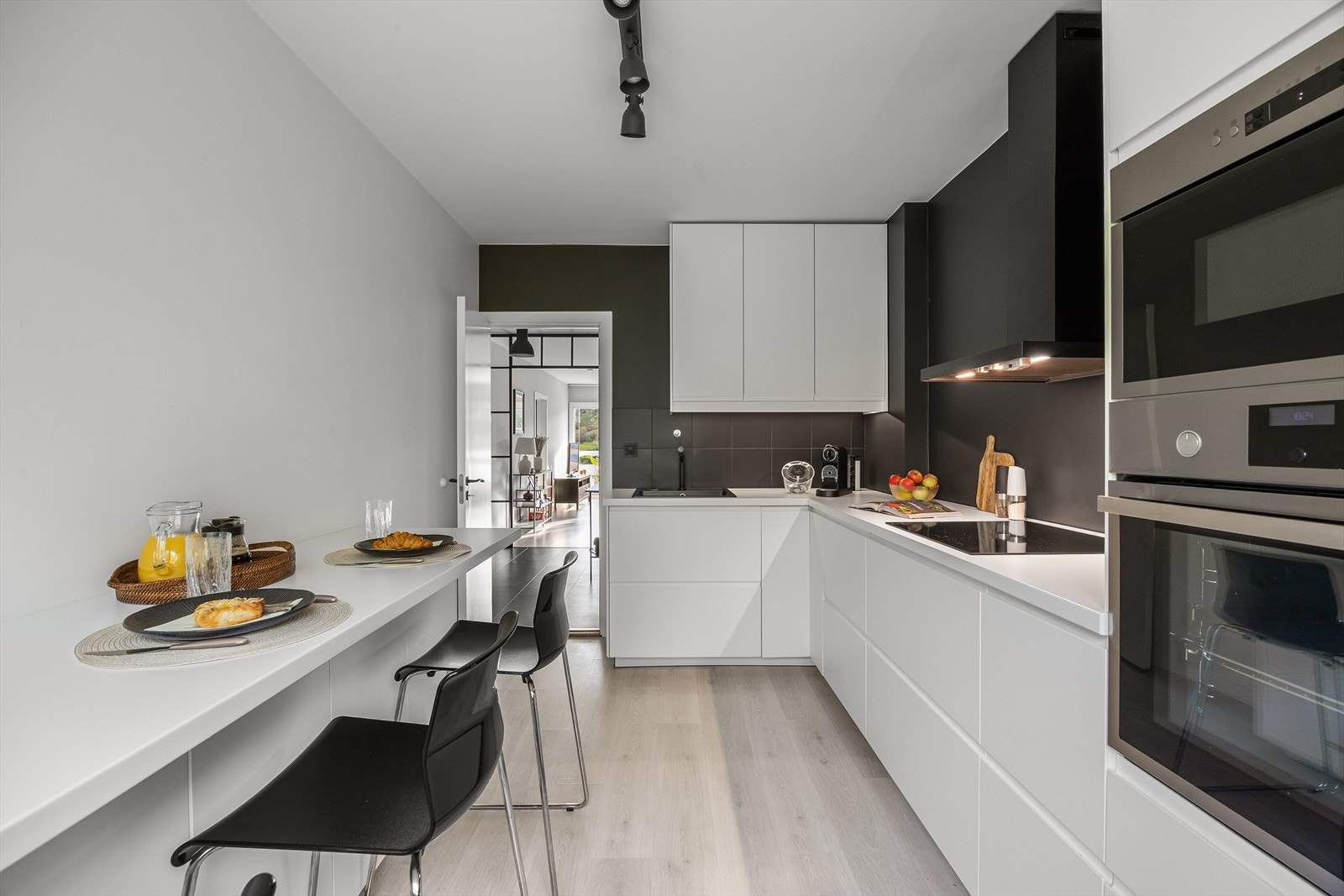 Det er godt med oppbevaringsplass i skuffer og skap Galleribilde