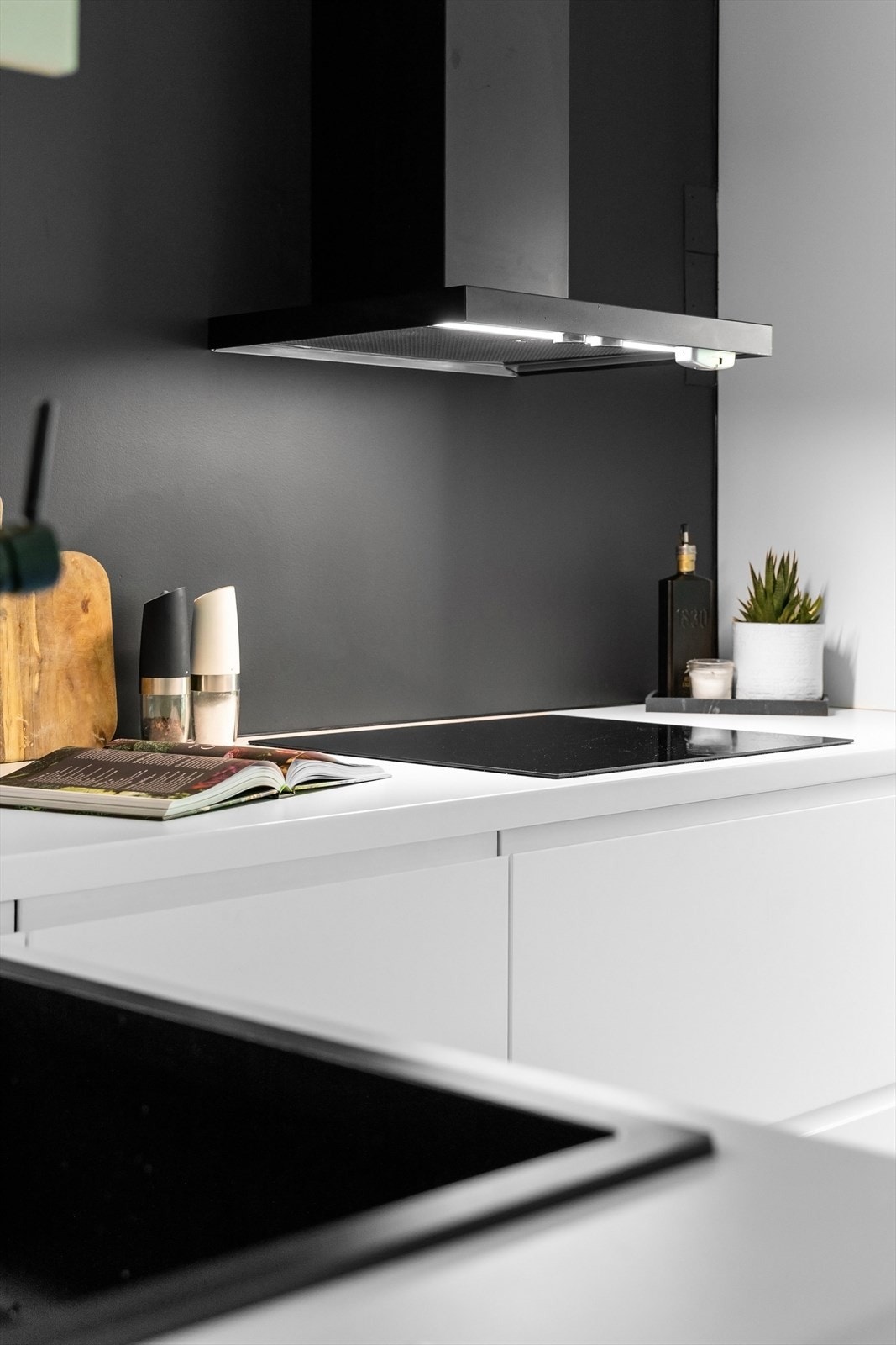 Det er også installert komfyrvakt og lekkasjestopper. Kjøkeknet har flotte detaljer- og materialvalg Galleribilde