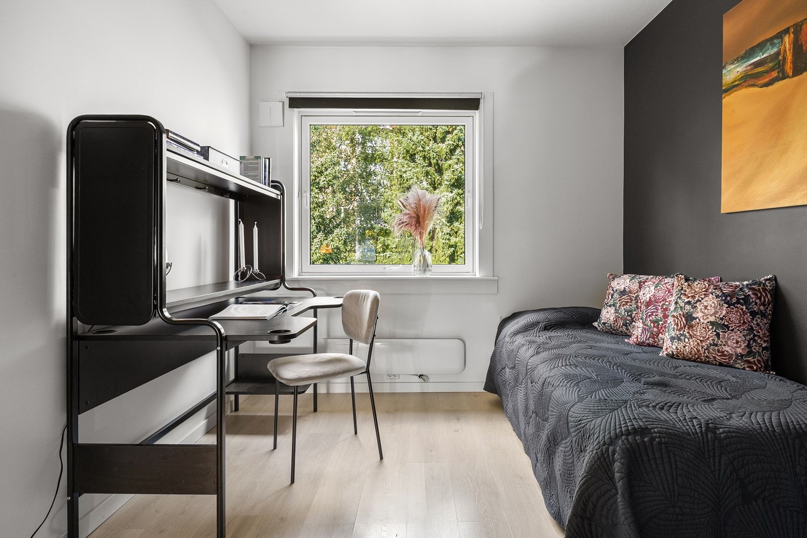 Soverom II | Rommet er av fin størrelse med plass til seng, skrivepult og garderobeløsning. Rommets størrelse gir gode innredningsmuligheter Galleribilde