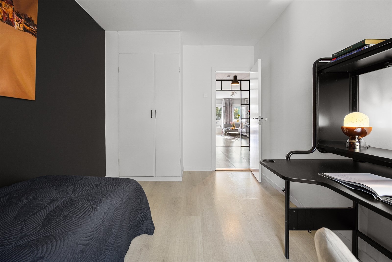 Gode oppbevaringsmuligheter i innebygd garderobeskap Galleribilde