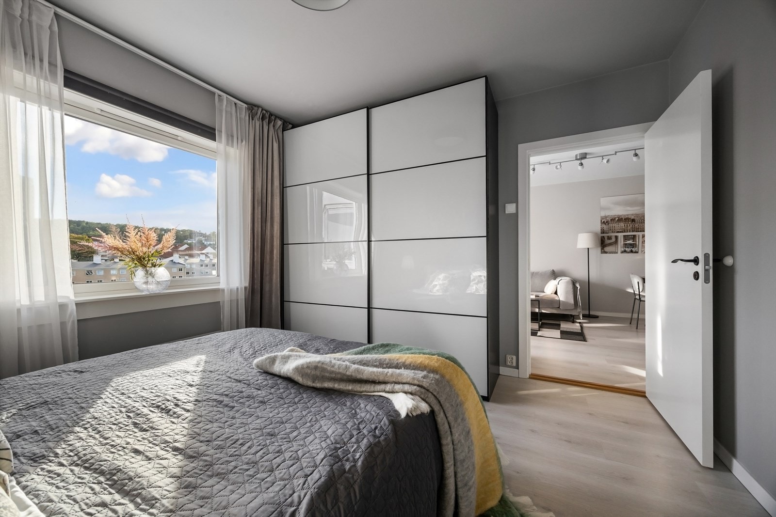 Praktisk skyvedørsgarderobe medfølger Galleribilde