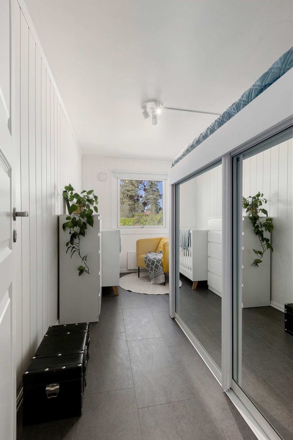 Soverom 2 er også av god størrelse og kan enkelt innredes etter eget ønske og behov Galleribilde