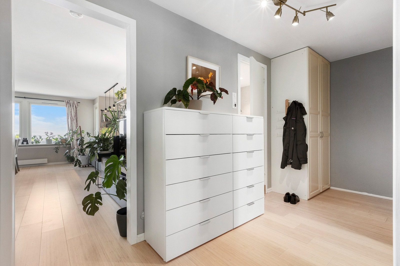 Her er god plass til oppbevaring av både yttertøy og sko Galleribilde