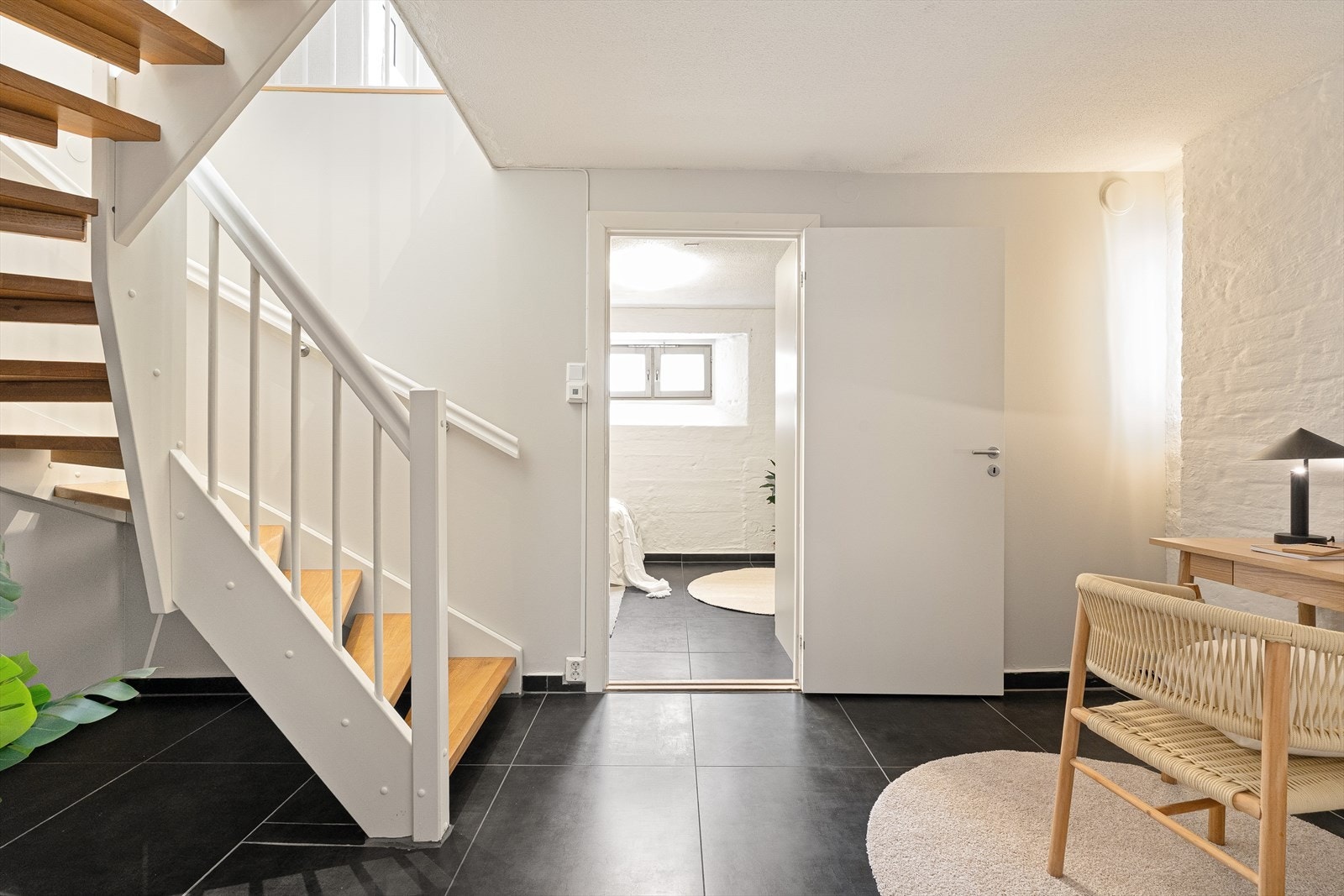 Gangen mellom soverommene er et fint sted for en sittegruppe, kontorkrok, lesekrok eller til bruk av oppbevaring Galleribilde