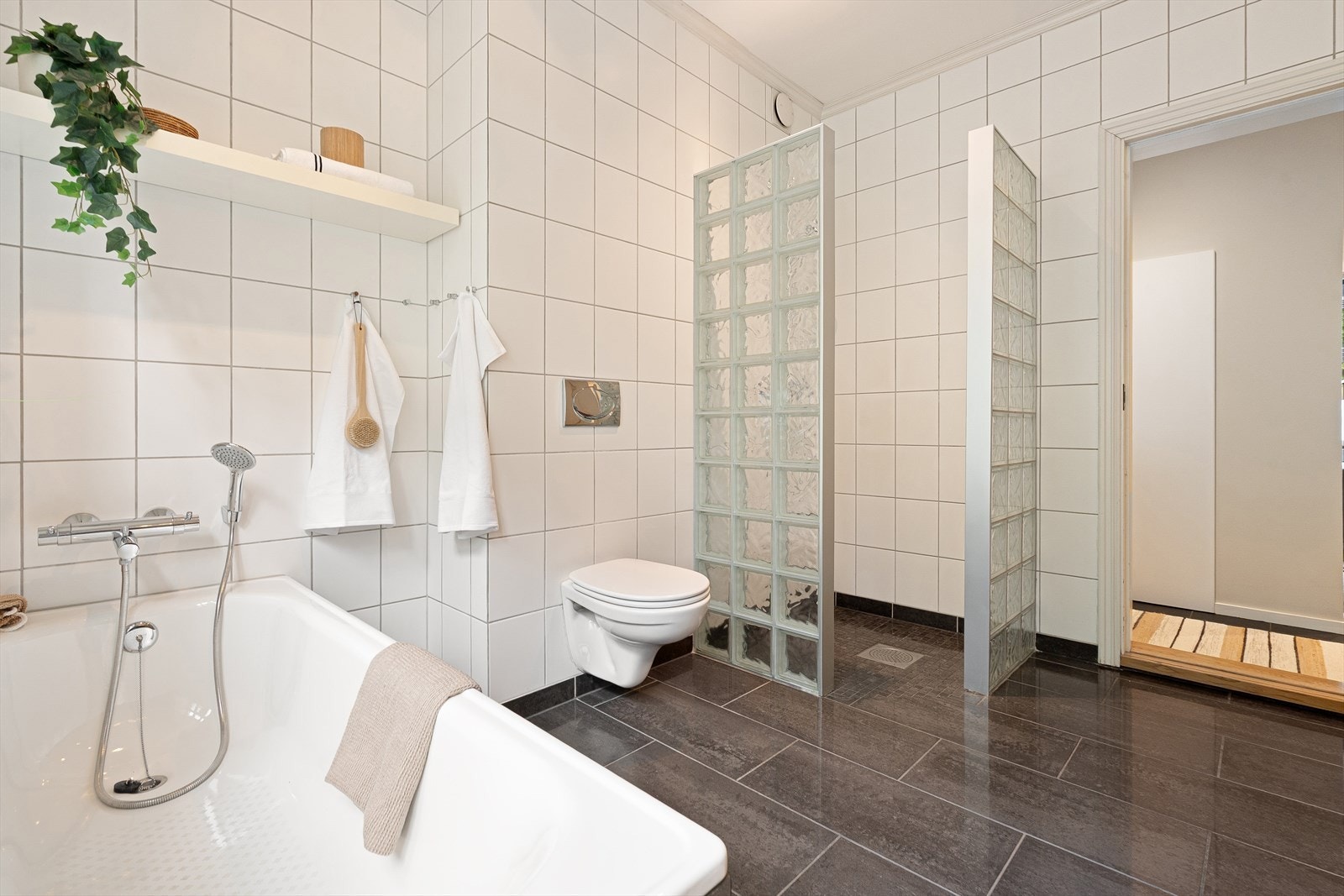 Her er det vegghengt wc, dusjplass i nisje og opplegg for vaskemaskin og tørketrommel. Det er mekanisk ventilasjon på bad. Galleribilde