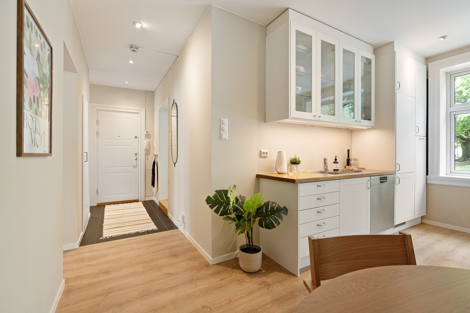Fra kjøkkenet kommer man ut til entréen som tar deg inn til badet, ett soverom og stuen. Galleribilde