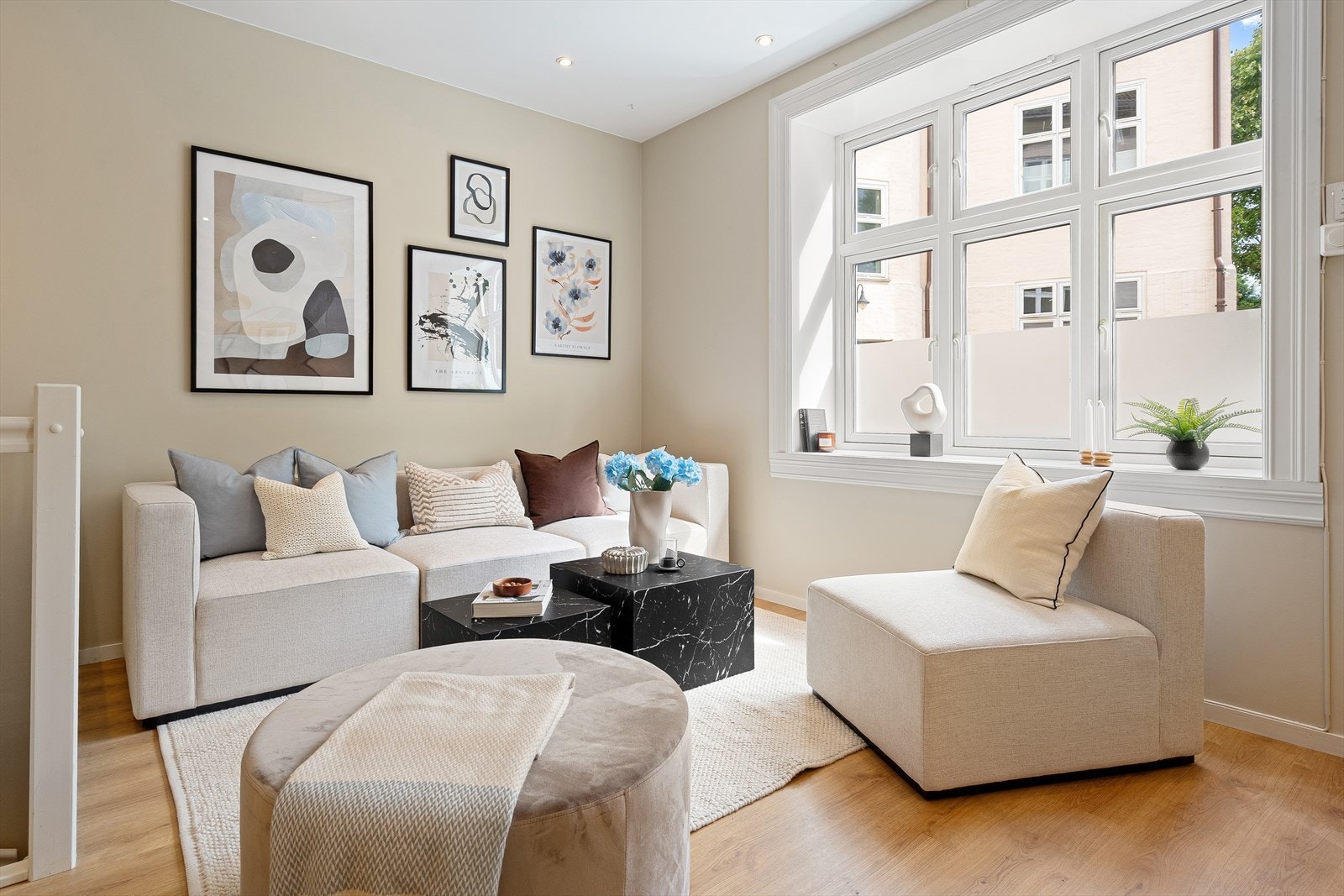 Leiligheten er nymalt i en herlig beige farge. I stuen er det downlights i himling. Galleribilde