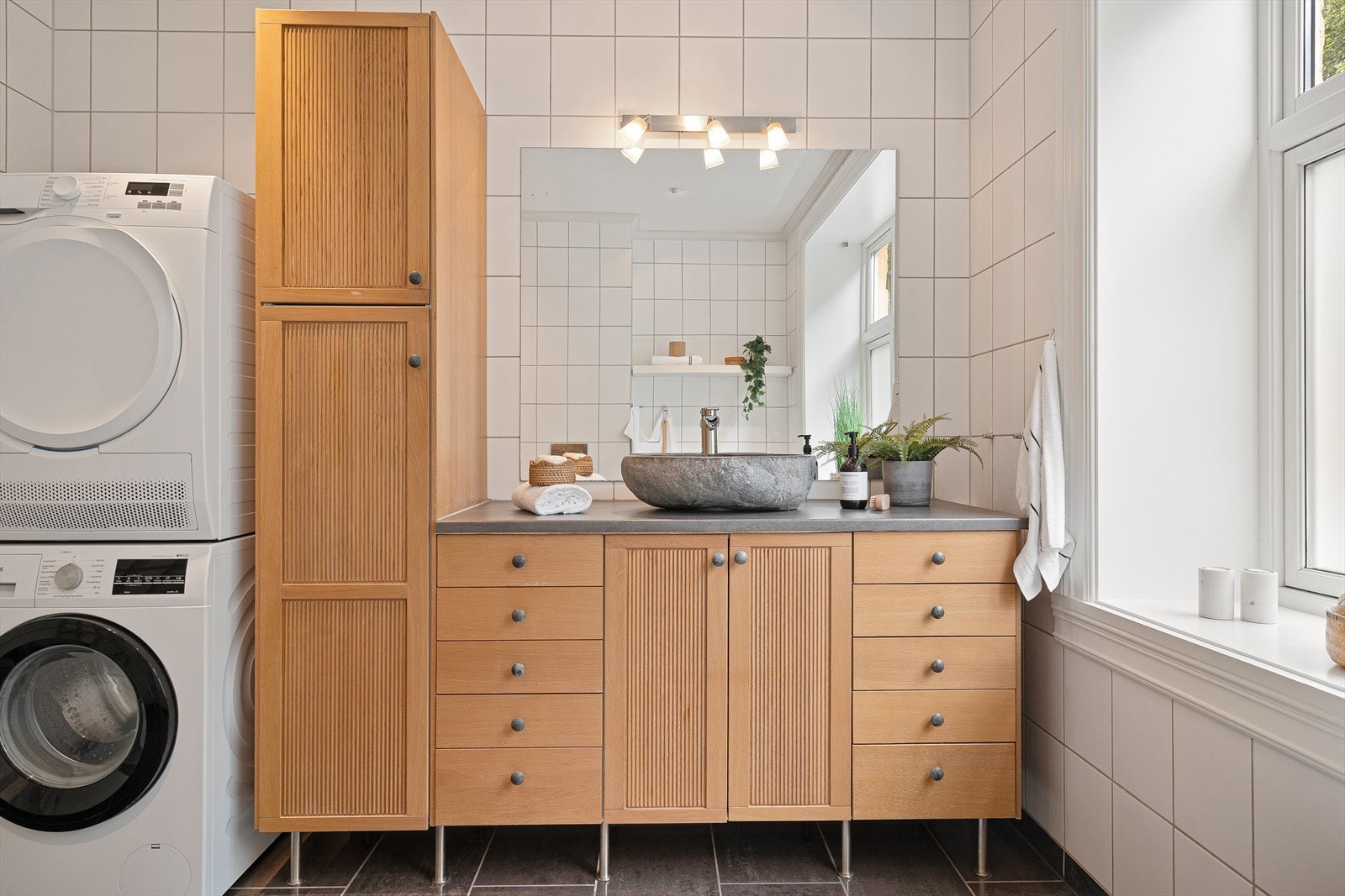 Pen og modernere servant med ettgreps blandebatteri som ble byttet i 2021 gir en fin detalje til badet Galleribilde