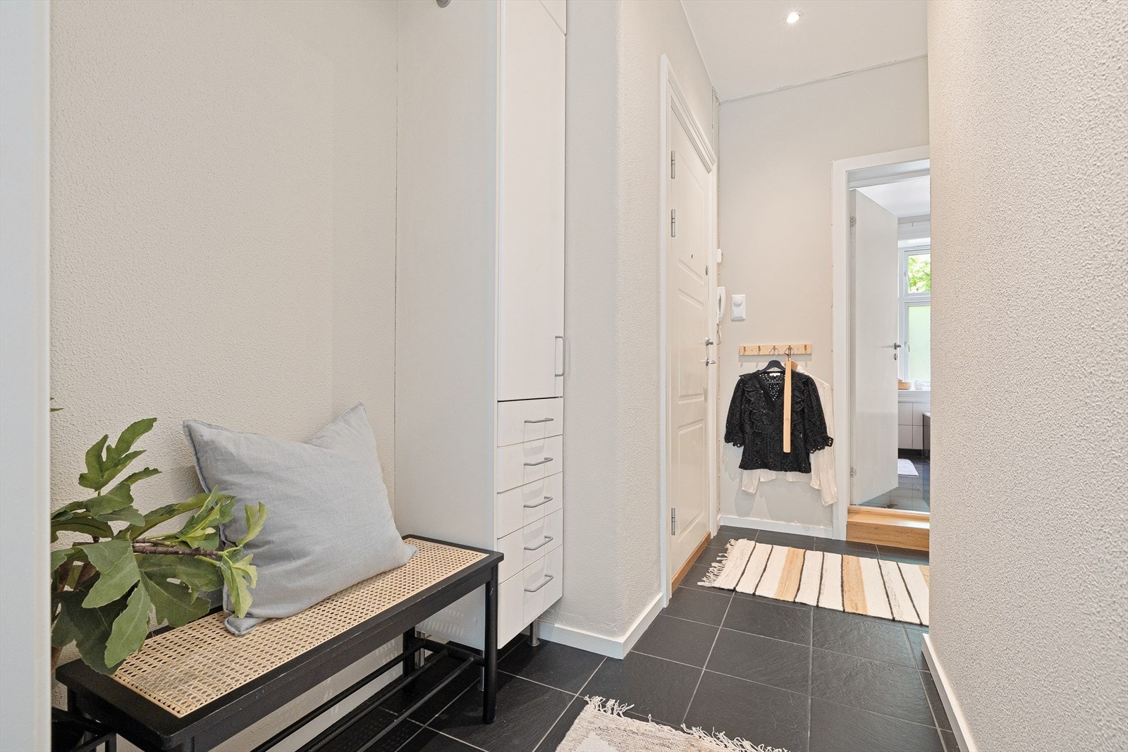 Her er det god plass å henge fra seg yttertøy og med de praktiske flisene trenger man ikke være redd for regnfylte dager. Galleribilde