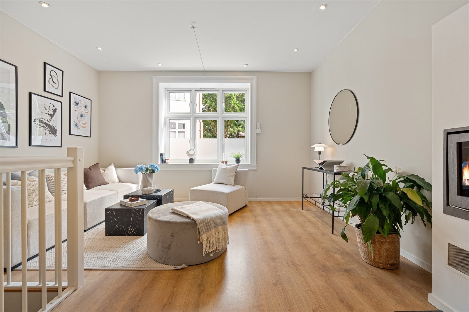 Stuen er luftig og lys med god plass til sofa, sofabord og tv-møblement. Galleribilde