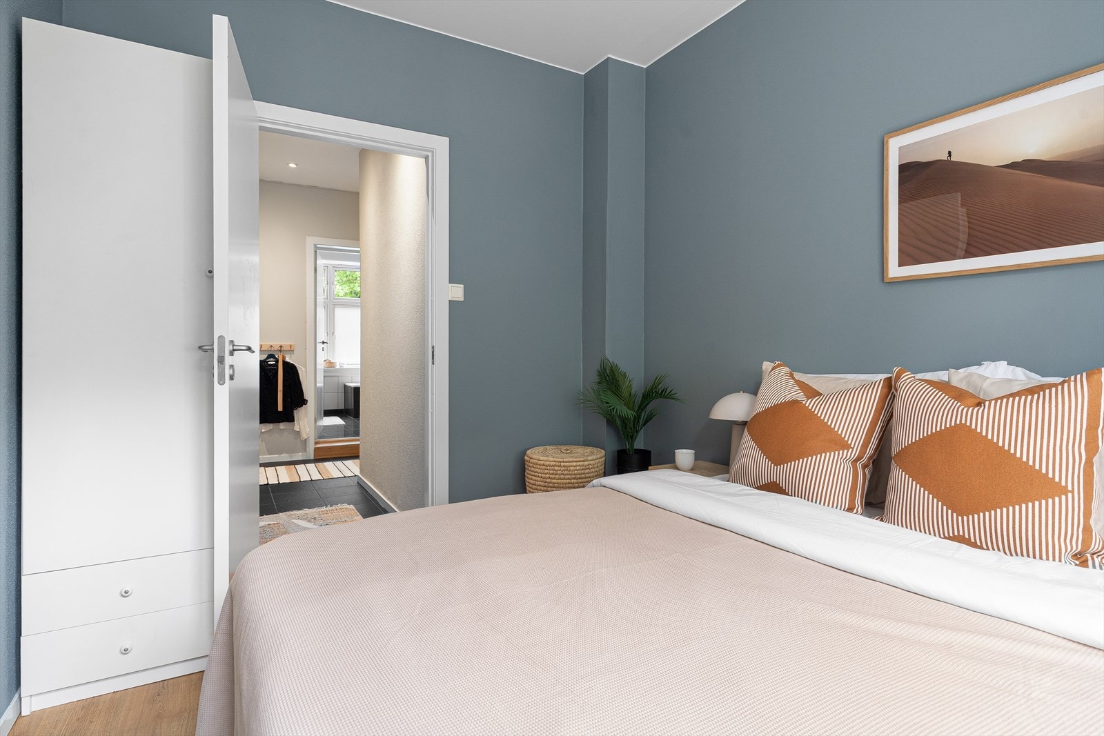 Her er det plass til seng, nattbord, pult og ett garderobeskap! Perfekt å bruke som et barnerom. Galleribilde