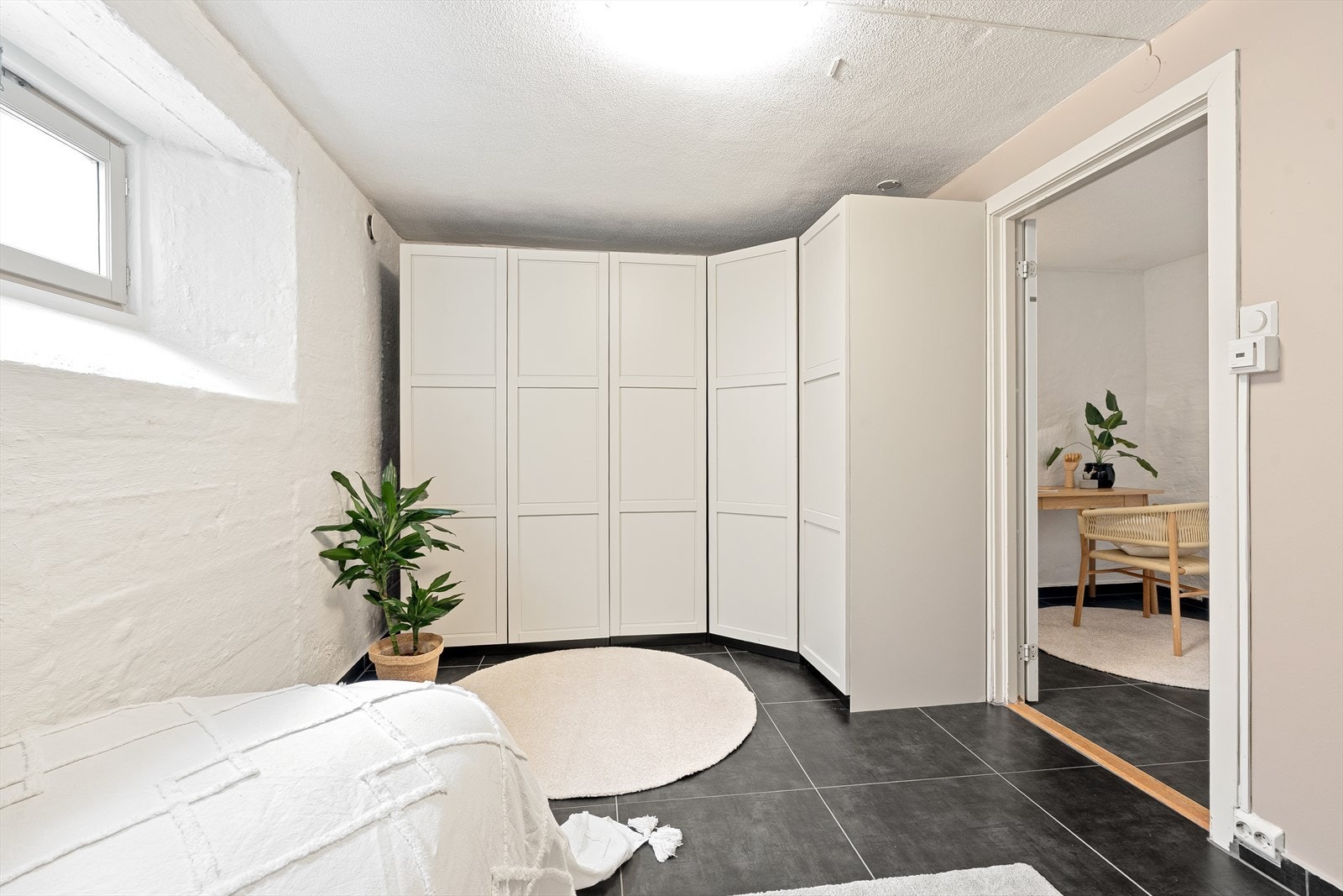 Her er det satt inn skap som sørger for godt med oppbevaringsplass. Rommet kan brukes som soverom, kontor eller klesrom. Galleribilde