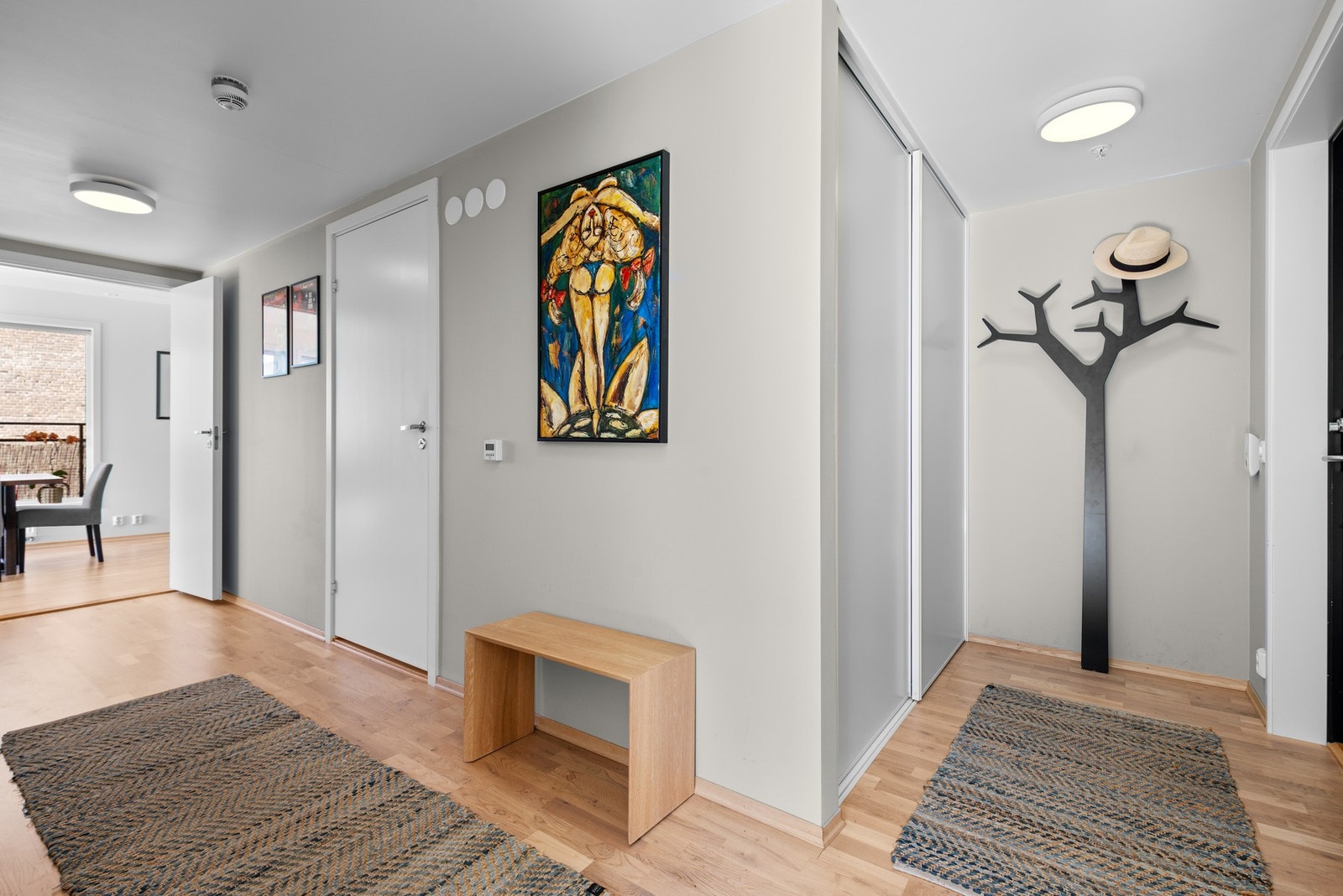 Innbydende og praktisk inngangsparti, innredet med skyvedørsgarderobe. Galleribilde