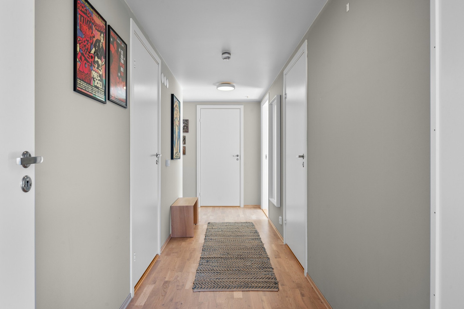 Fra gangen er det tilgang til begge soverommene, baderom, samt innvendig bod. Galleribilde