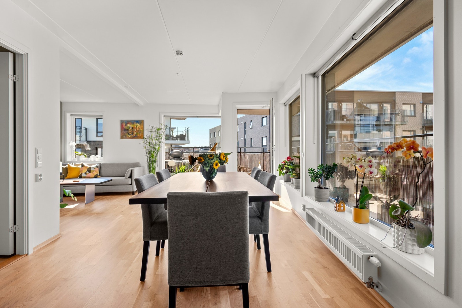 Stuen oppleves som enkel å møblere og har god plass til stort spisebord, samt sofakrok. Galleribilde