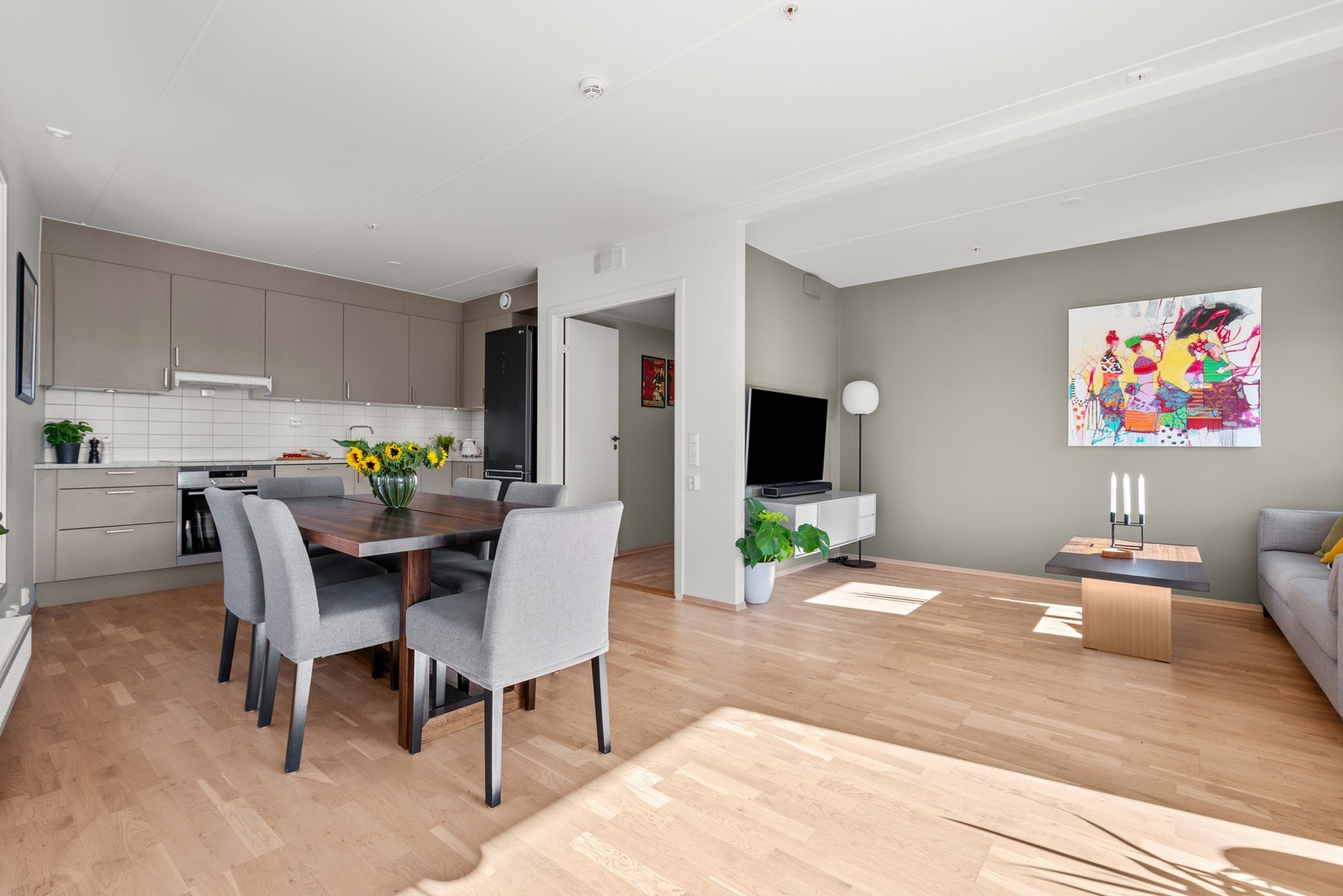 Opprinnelig hadde leiligheten 3 soverom, men den ene lettveggen er fjernet og stuen er utvidet. Galleribilde