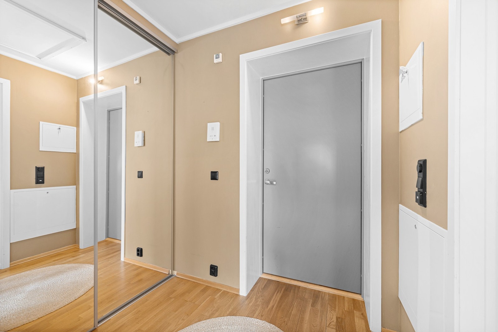 Romslig og innbydende entré som setter tonen for resten av leiligheten. Her er det god plass for gjester og god og praktisk oppbevaring til sko og yttertøy Galleribilde