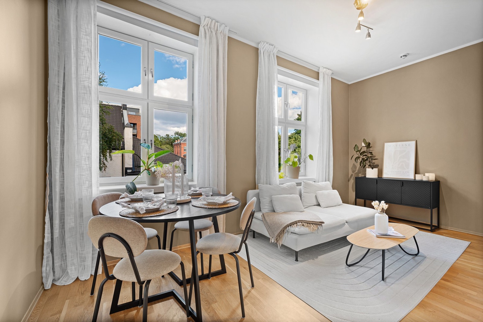 Duy Vidar Tang v/Eie Eiendomsmegling Linderud ønsker deg velkommen til visning Galleribilde