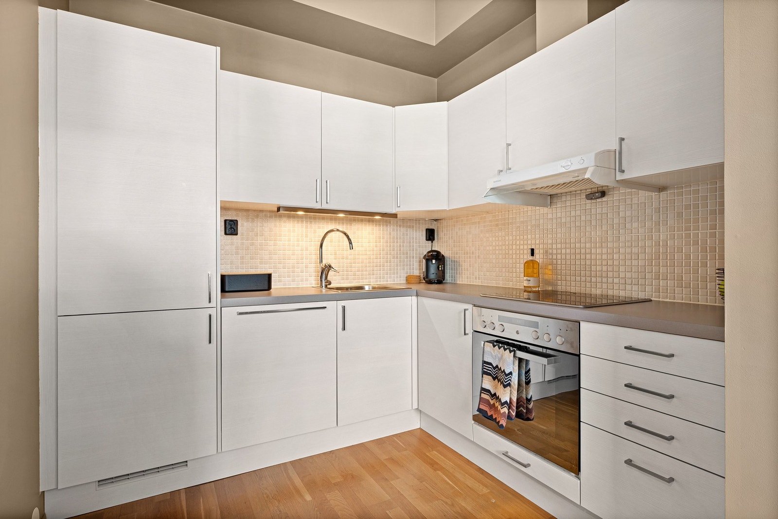 Funksjonelt og stilrent kjøkken fra Sigdal med masse skap- og benkeplass. Den lyse innredningen og gode lagringsmuligheter skaper et praktisk og trivelig kjøkkenmiljø. Galleribilde