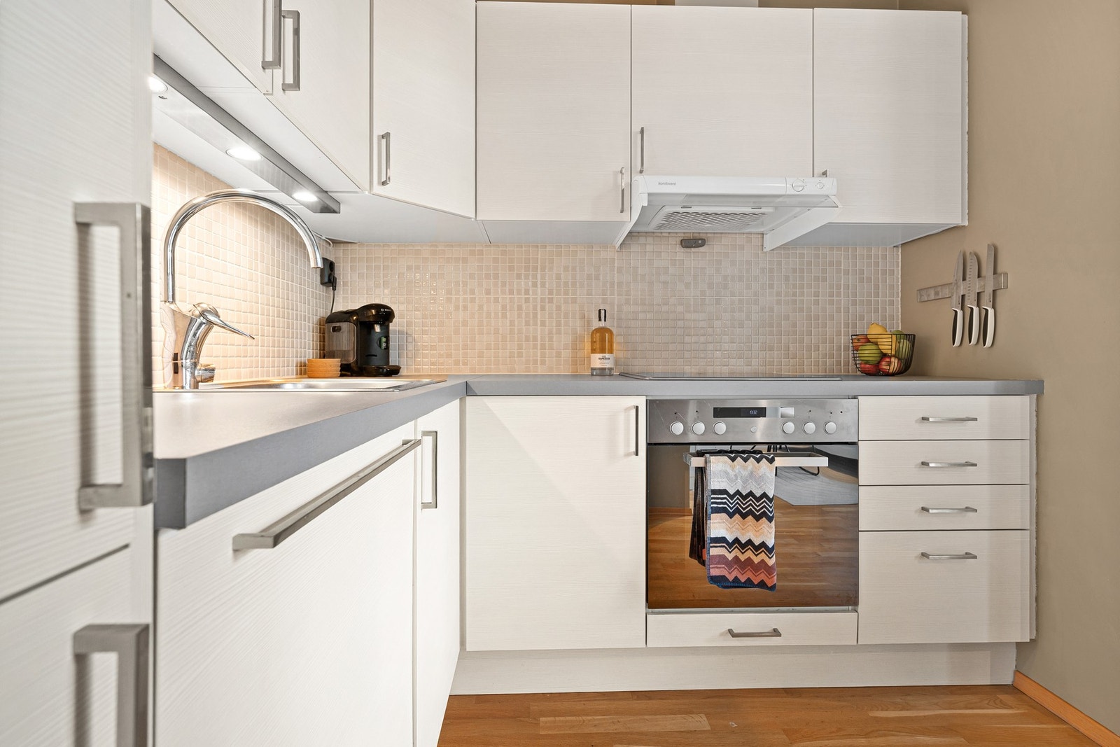 Fullt integrert kjøkken med alt du trenger: oppvaskmaskin, kjøleskap, fryser, stekeovn og komfyrvakt. Alt medfølger, klar til innflytting Galleribilde