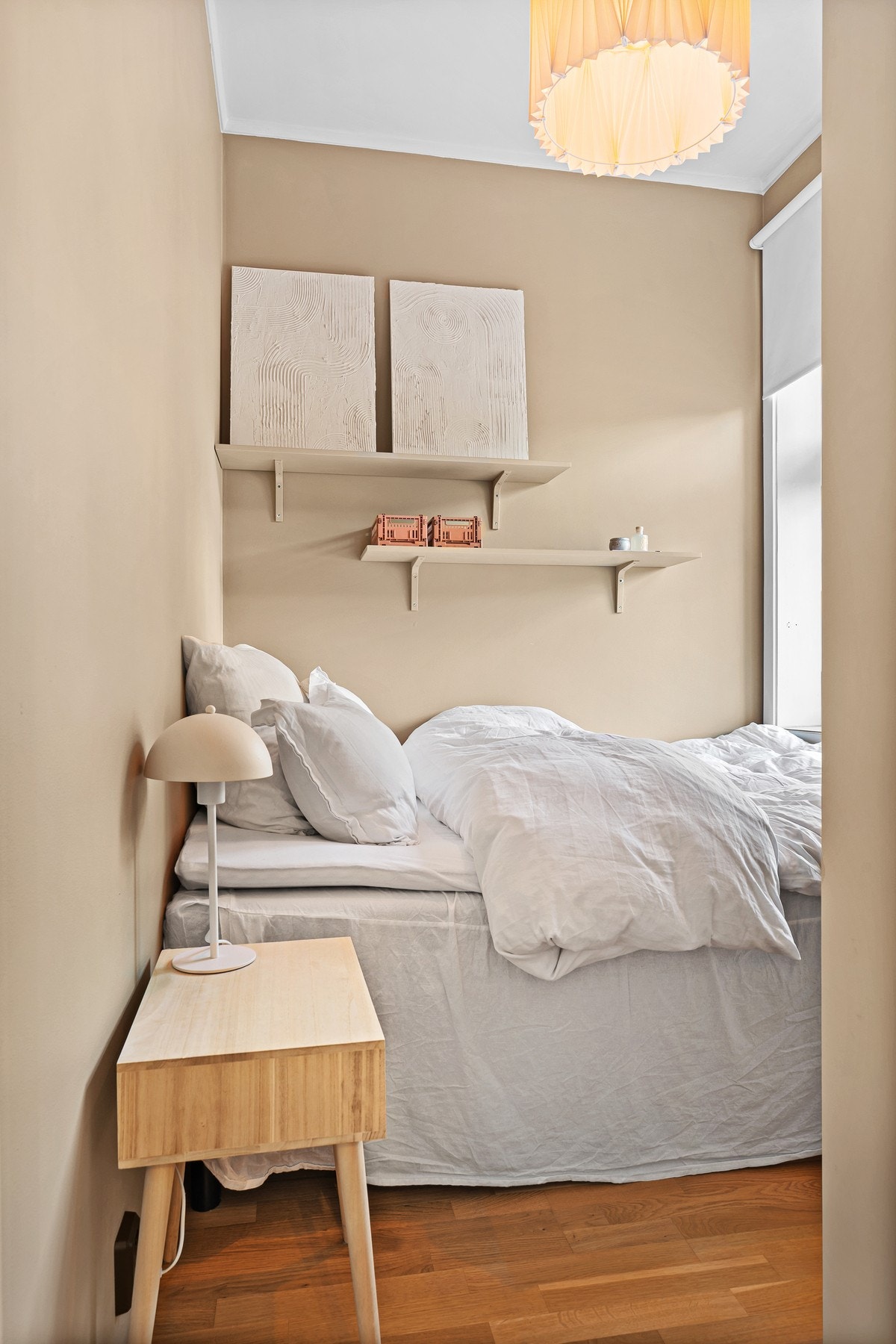 Godt og lyst soverom som egner seg perfekt for to. Rommet har en fin størrelse og tar enkelt imot en dobbeltseng og nattbord. Galleribilde