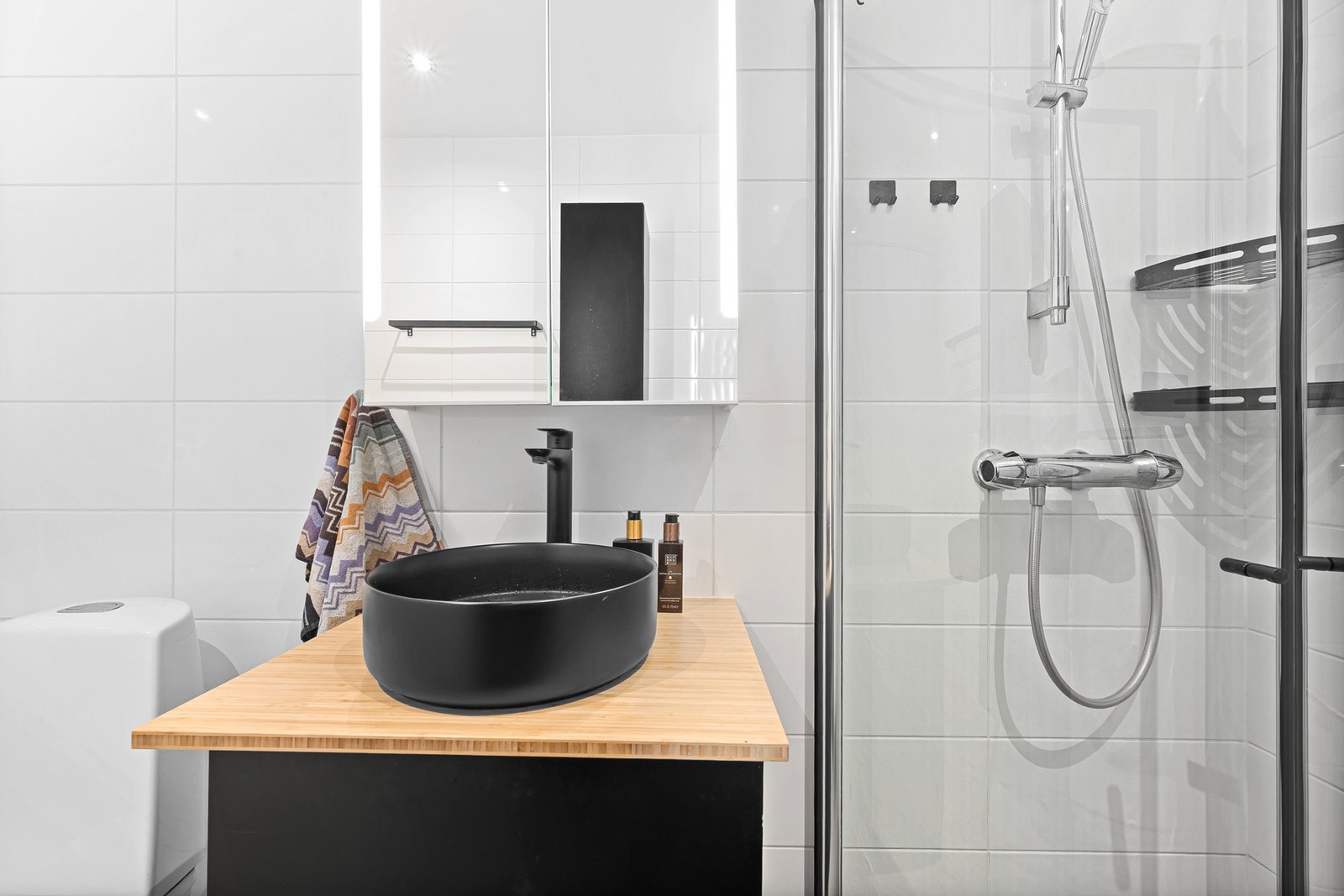 Servanten med vask og skap er helt nytt og ble byttet i 2022. Mye praktisk plass til oppbevaring. Galleribilde