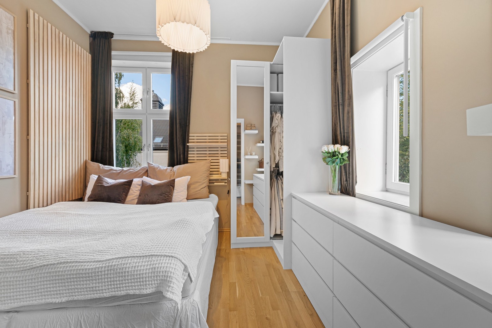 Romslig og trivelig hovedsoverom med plass til dobbeltseng og alle nattbord og møbler du trenger for å skape ditt eget rolige tilfluktssted. Galleribilde