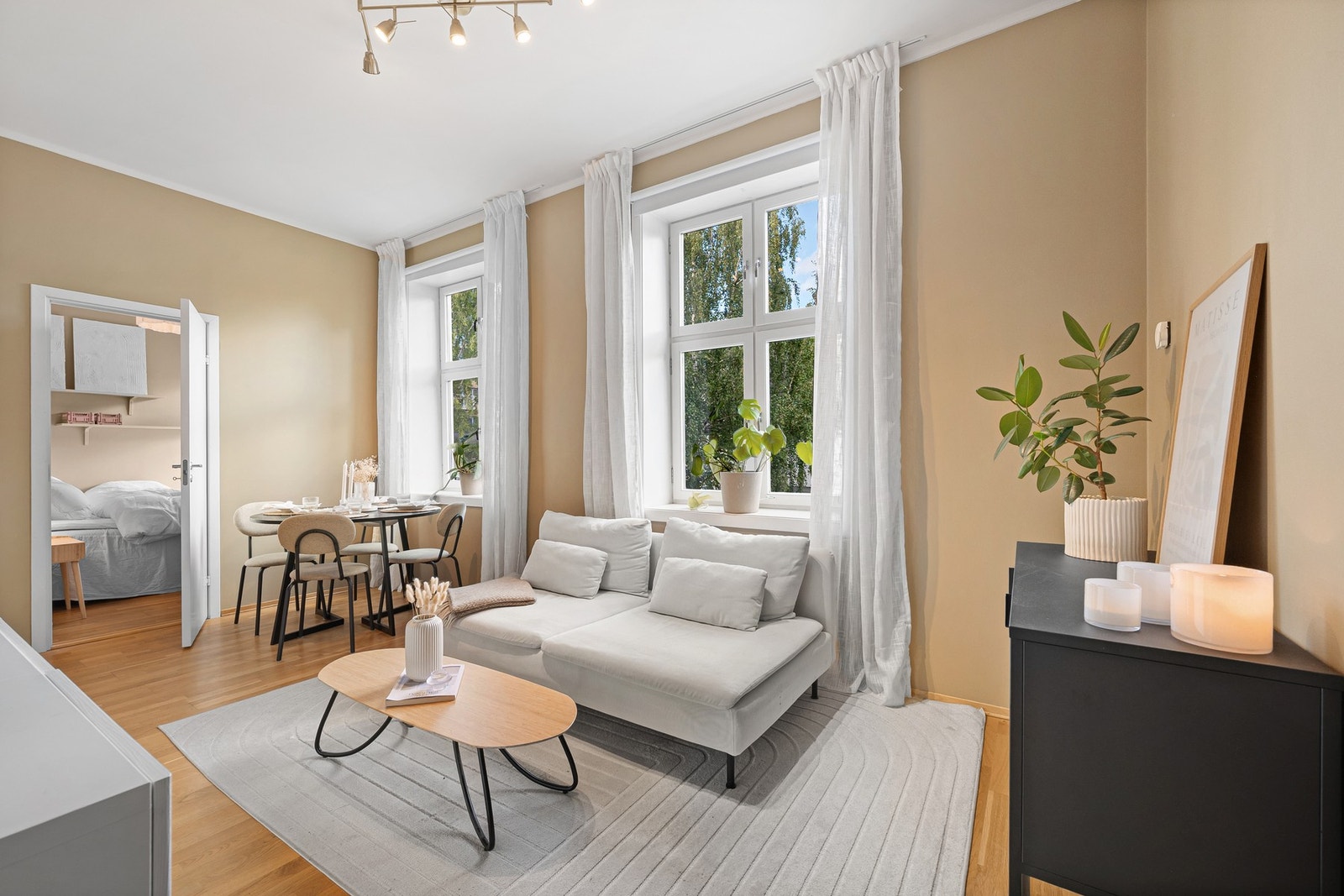 Koselig stue med plass til en stor sofagruppe. Her kan du slappe helt av og nyte det gode lyset fra de store vinduene. Galleribilde