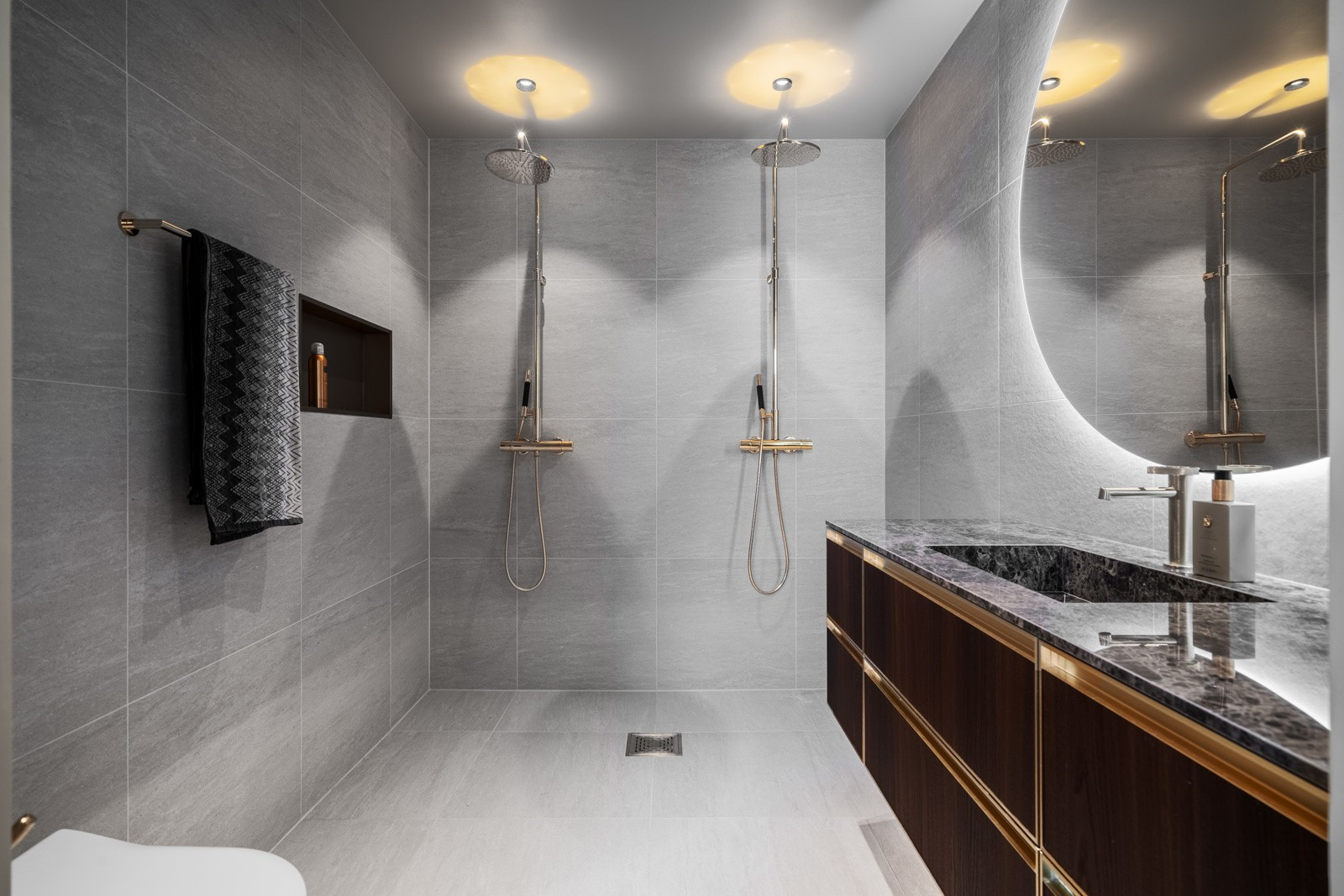 Eleganse preger badet, som fremstår både funksjonelt og stilfullt.