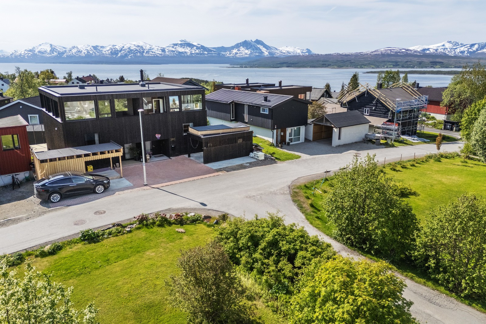 Boligen ligger i et trivelig nabolag med kort vei til skole, barnehage og fotballøkke.