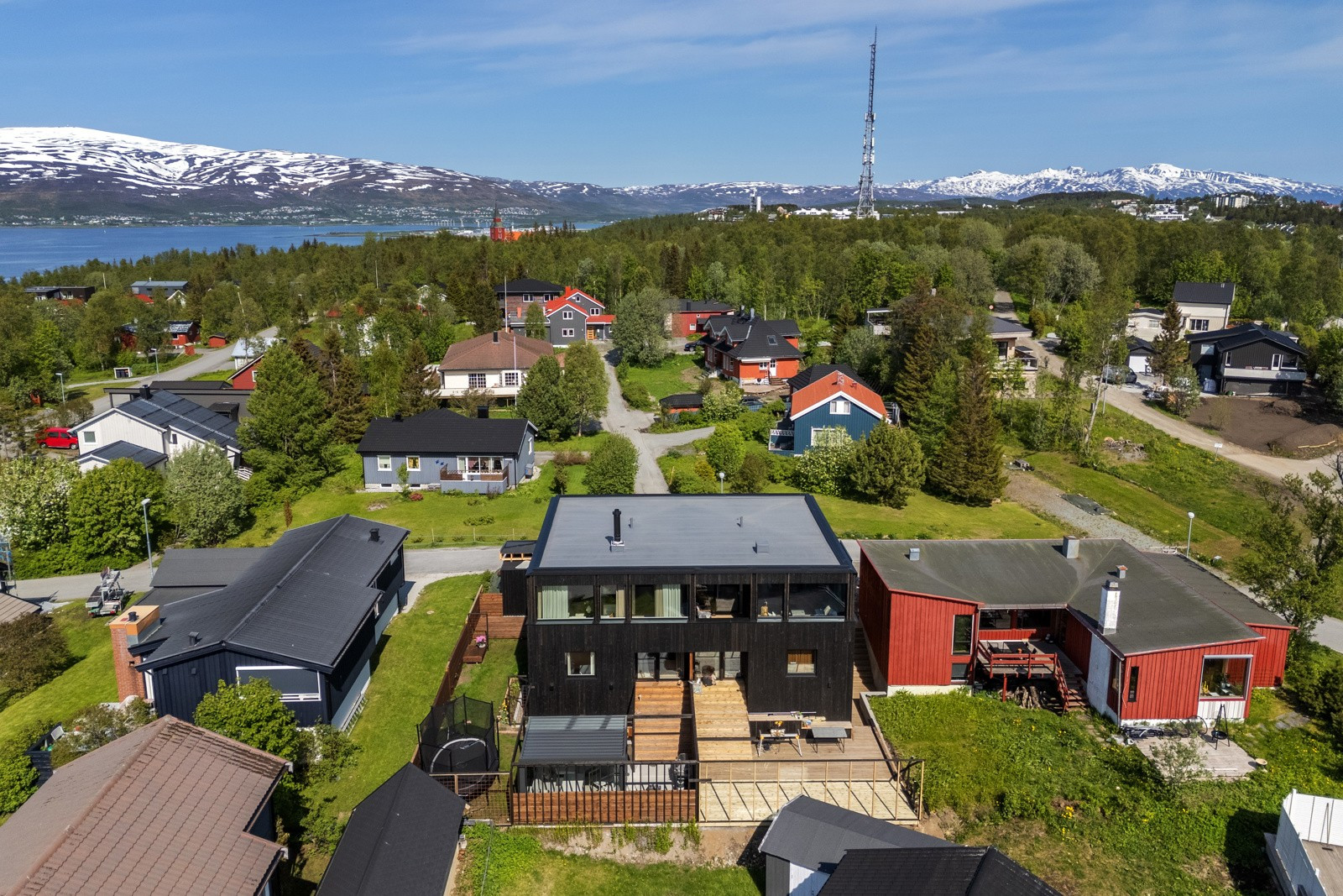 Rålekker del av vertikaldelt tomannsbolig med lekre detaljer, Pleyd smarthus system og gjennomgående høy standard!