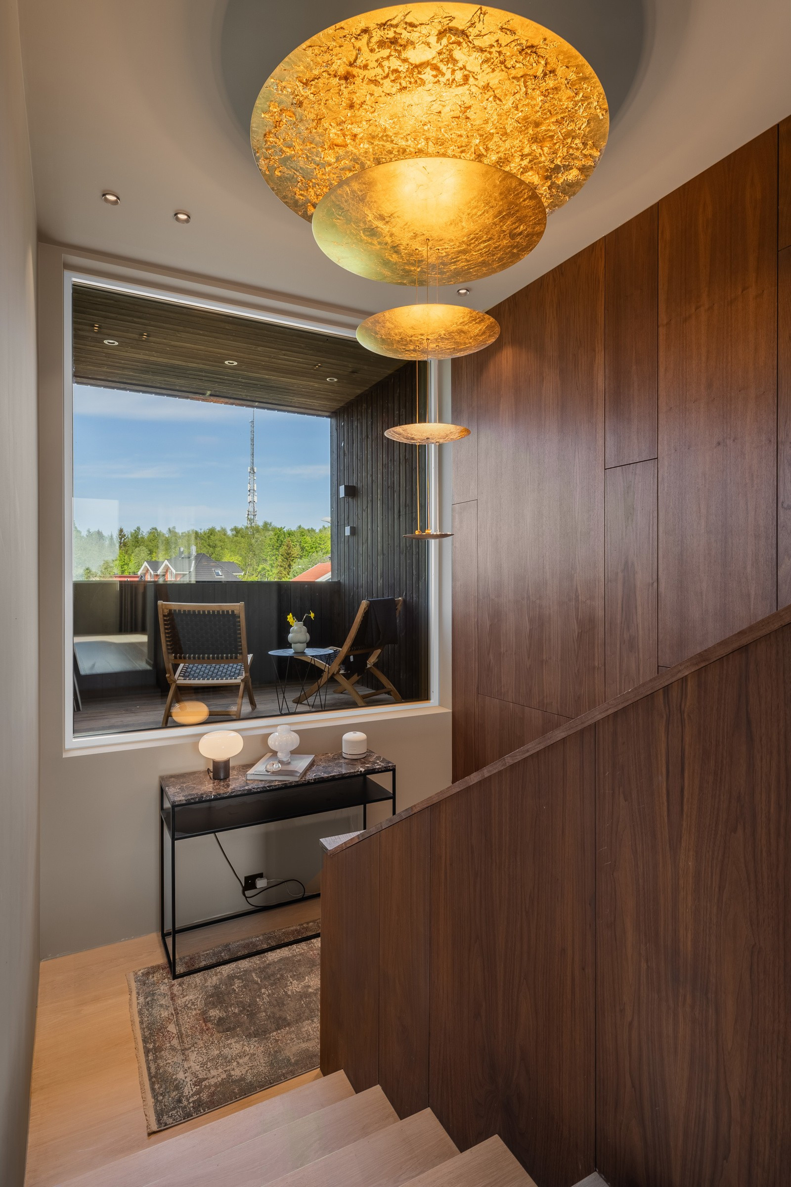 Store vindusflater slipper inn naturlig lys og fremhever arkitekturen.