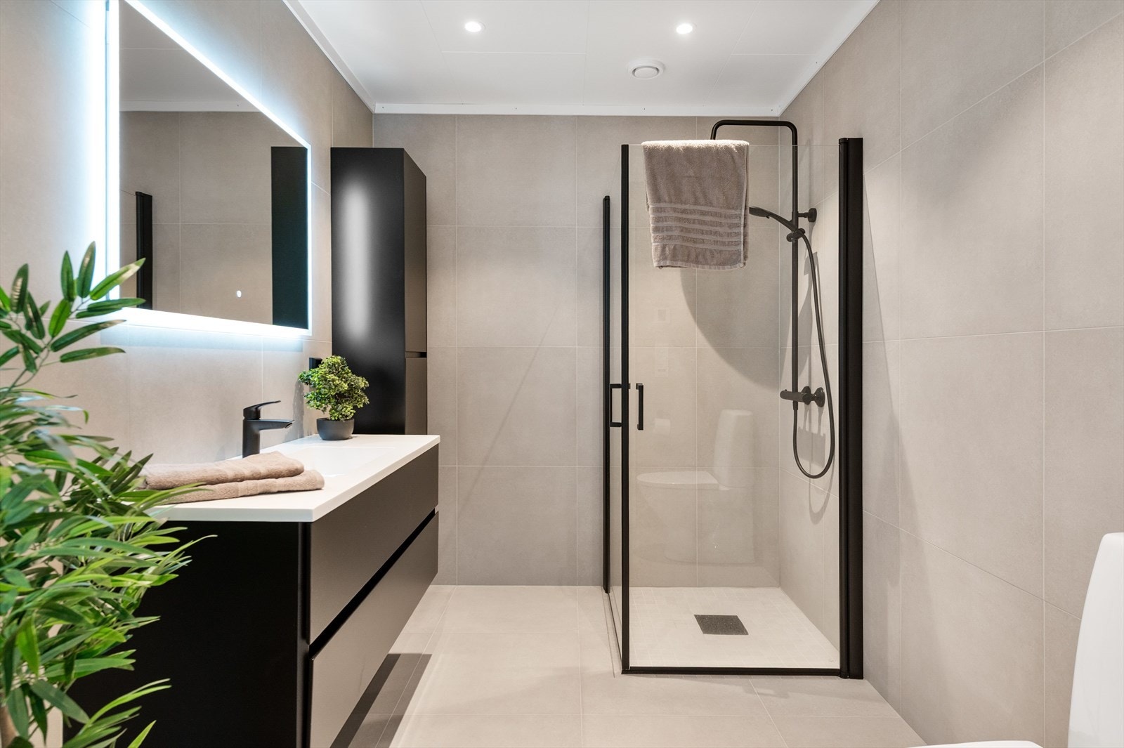 Stilfult bad med flislagte gulv og vegger. Galleribilde