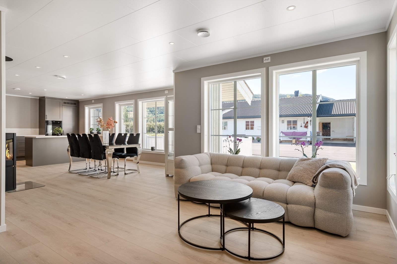 Boligen har store vindusflater som gir mye naturlig lys. Galleribilde