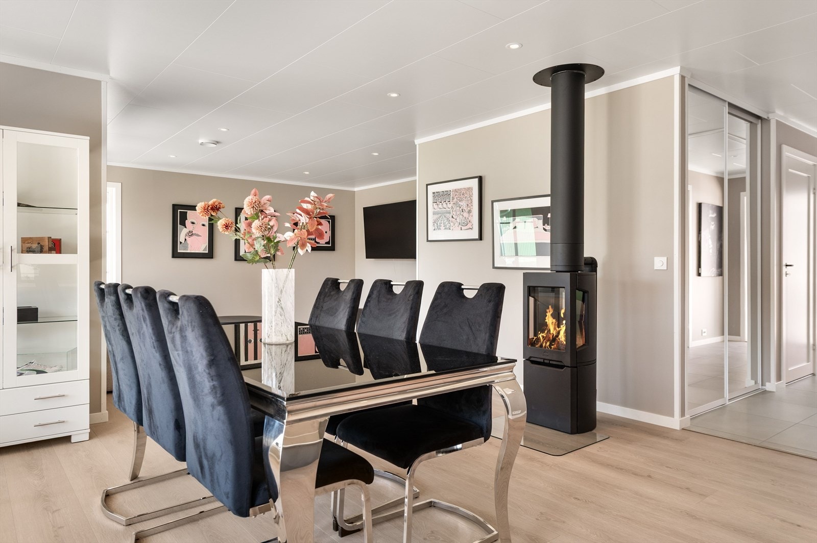 Spisestue med plass til hele familien. Galleribilde