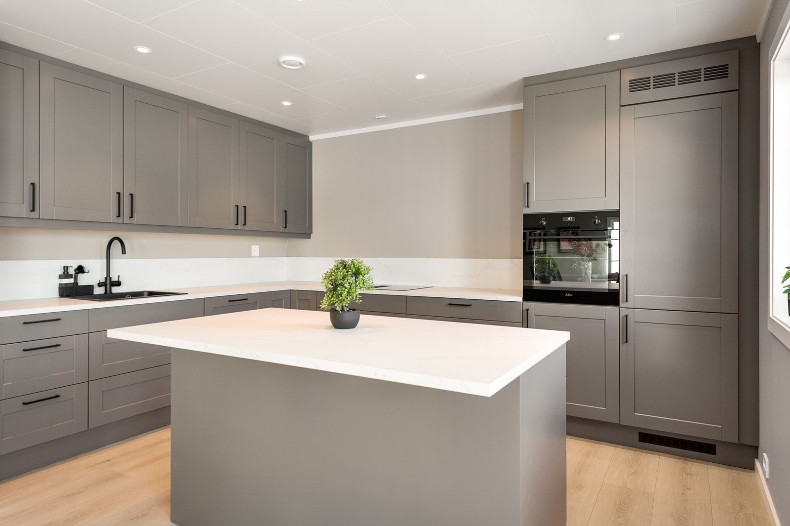 God skap- og benkeplass. Galleribilde