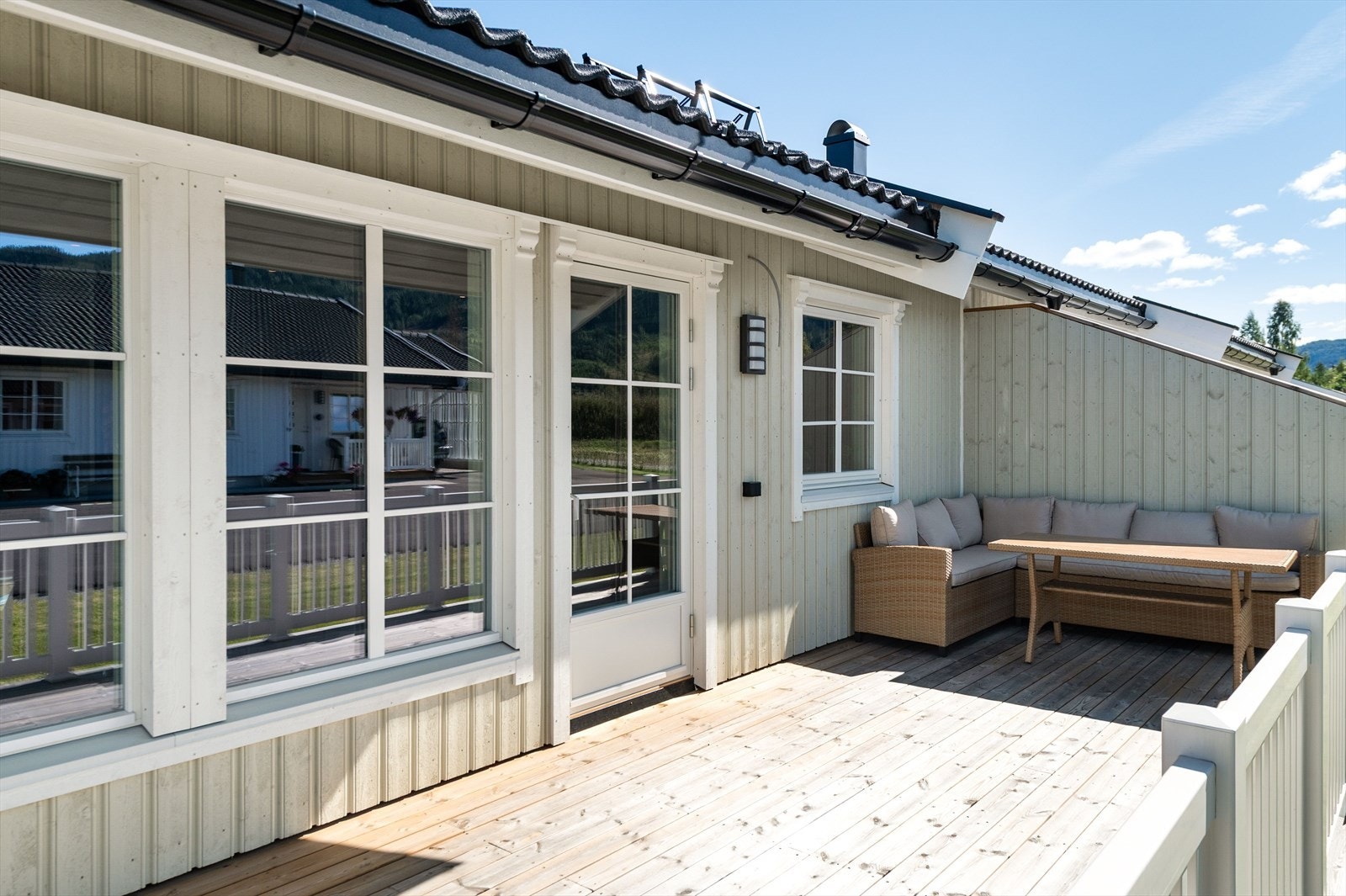 Romslig og solrik uteplass. Galleribilde