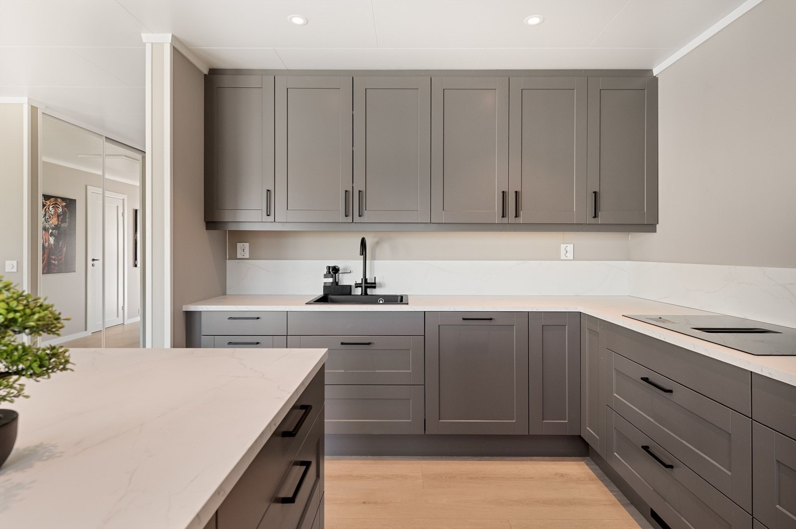 Moderne kjøkken med profilerte fronter og benkeplate i laminat. Galleribilde