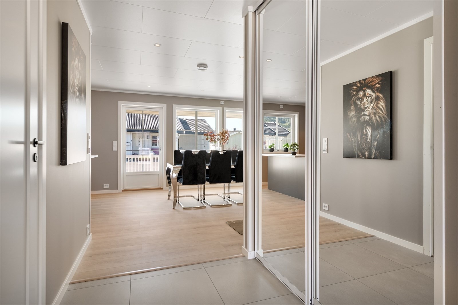 Fra stua er det adkomst til en koselig uteplass. Galleribilde