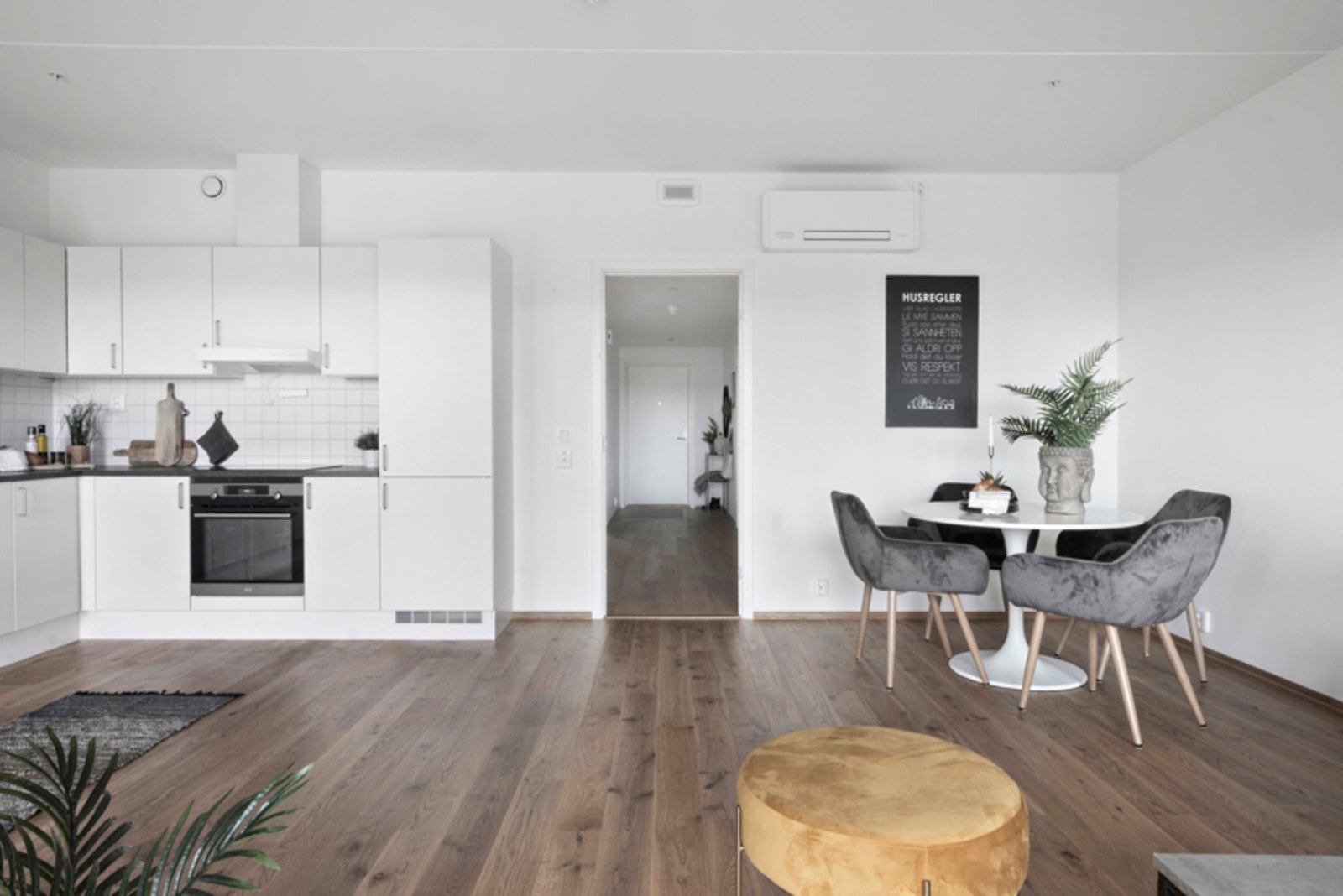 Kjøkken og spiseplass i åpen løsning som gir en lys og luftig atmosfære Galleribilde