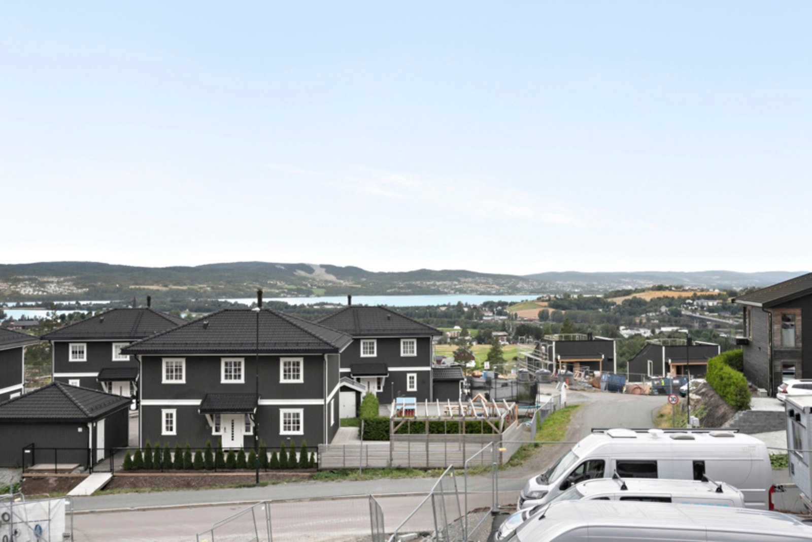 Boligen ligger høyt i terrenget og har fin utsikt over nærliggende boligområde og landskap Galleribilde